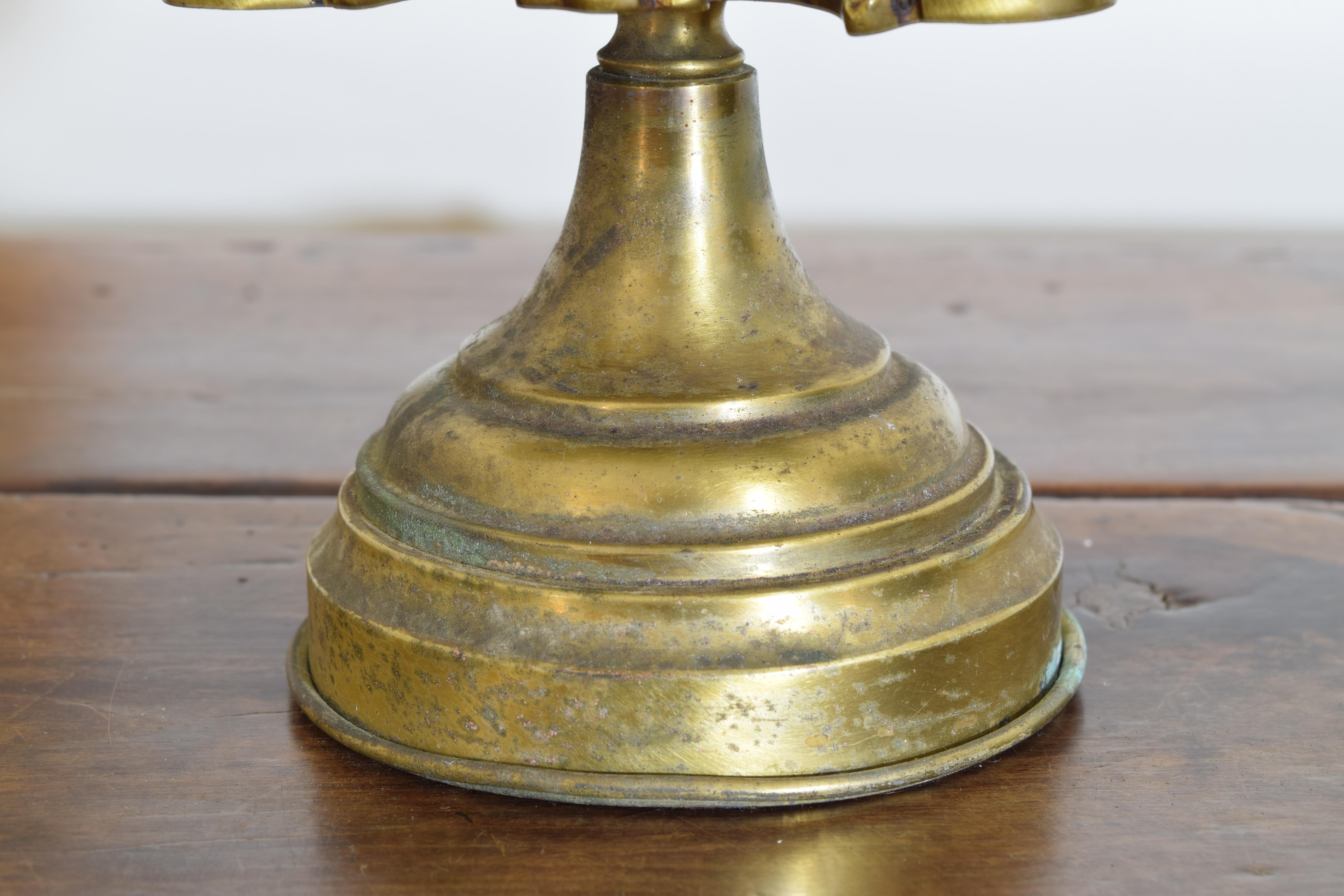 Laiton Lampe bouillotte française Louis Philippe à 3 lumières en laiton moulé, 2ème quart du 19ème siècle en vente