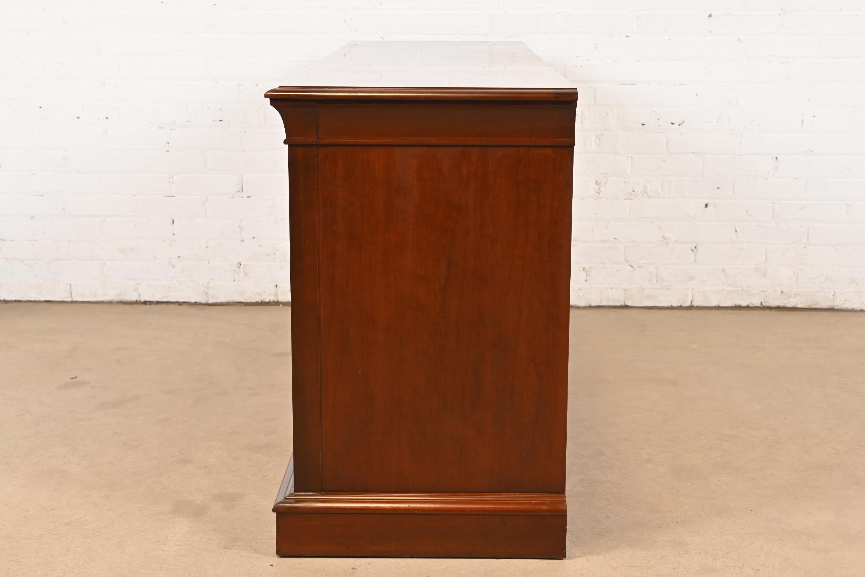 Französisch Louis Philippe Kirsche Holz Neun-Schublade Kommode oder Credenza im Angebot 4