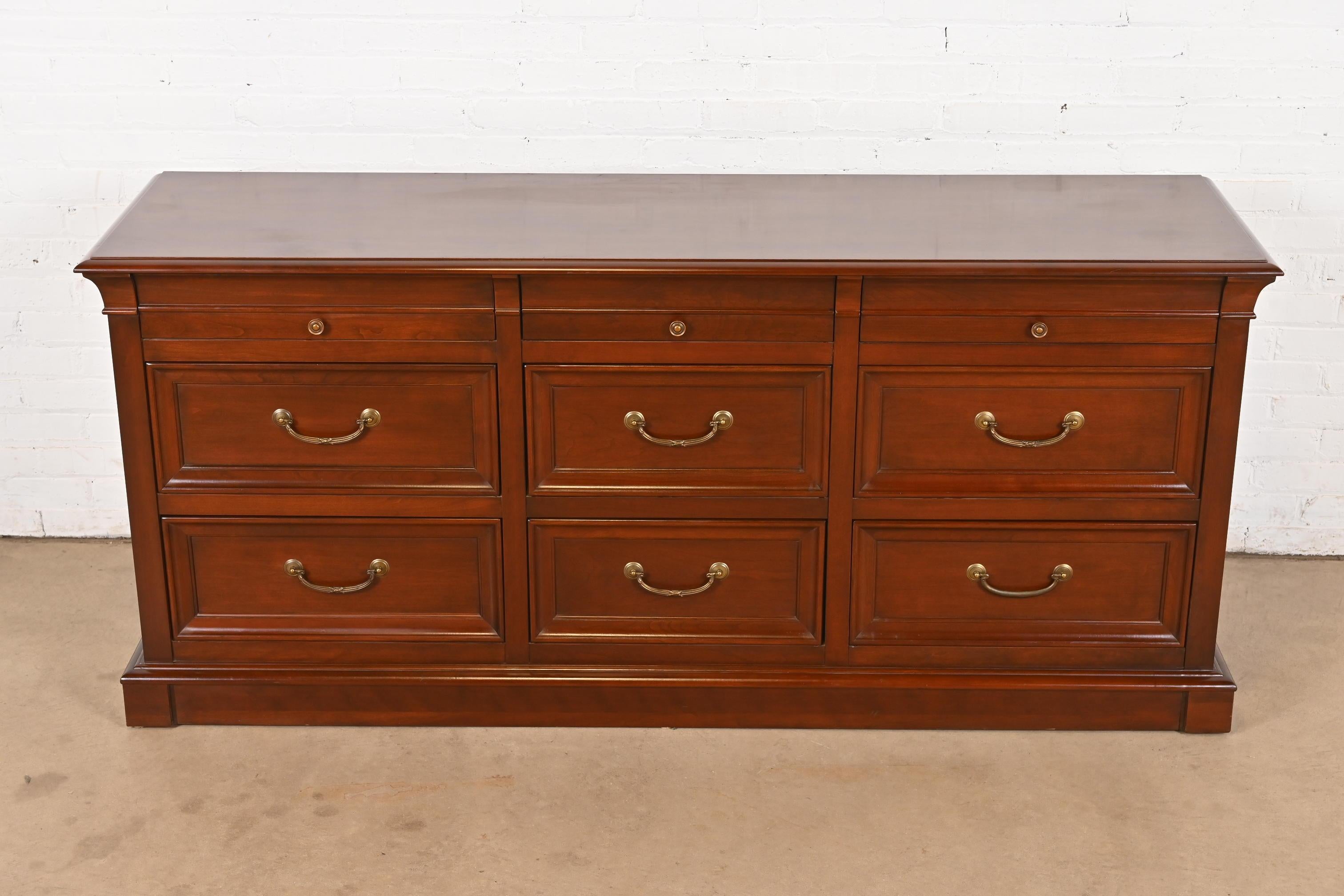 Französisch Louis Philippe Kirsche Holz Neun-Schublade Kommode oder Credenza (amerikanisch) im Angebot