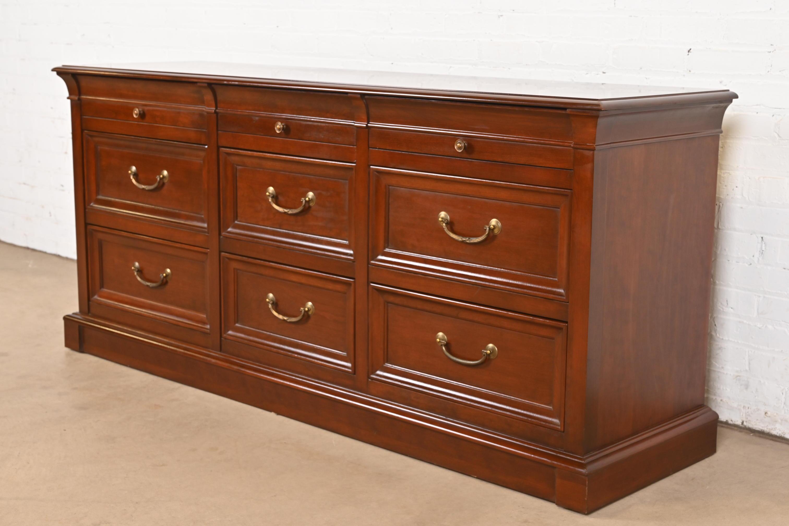 Französisch Louis Philippe Kirsche Holz Neun-Schublade Kommode oder Credenza im Zustand „Gut“ im Angebot in South Bend, IN