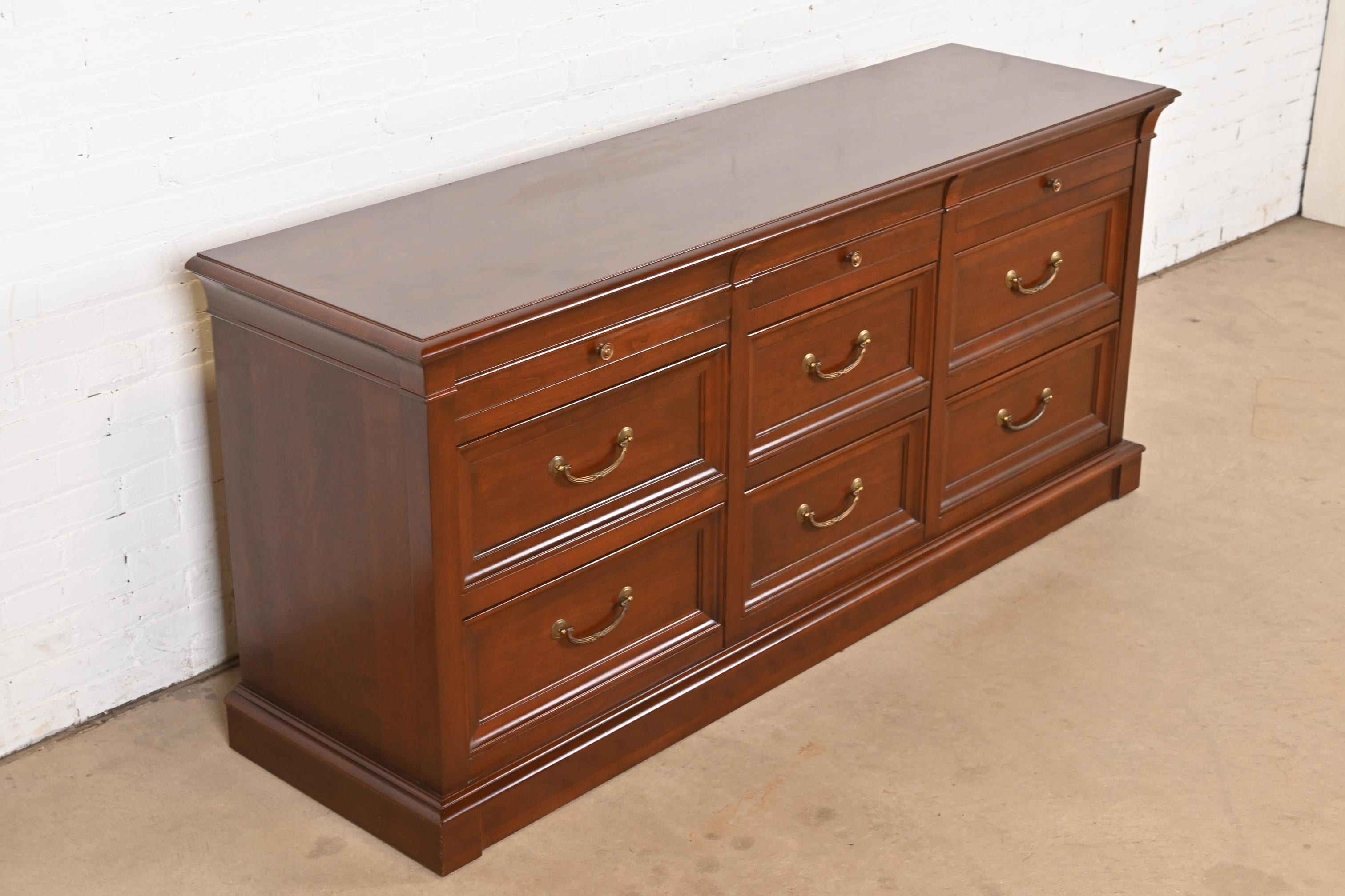 Französisch Louis Philippe Kirsche Holz Neun-Schublade Kommode oder Credenza (20. Jahrhundert) im Angebot