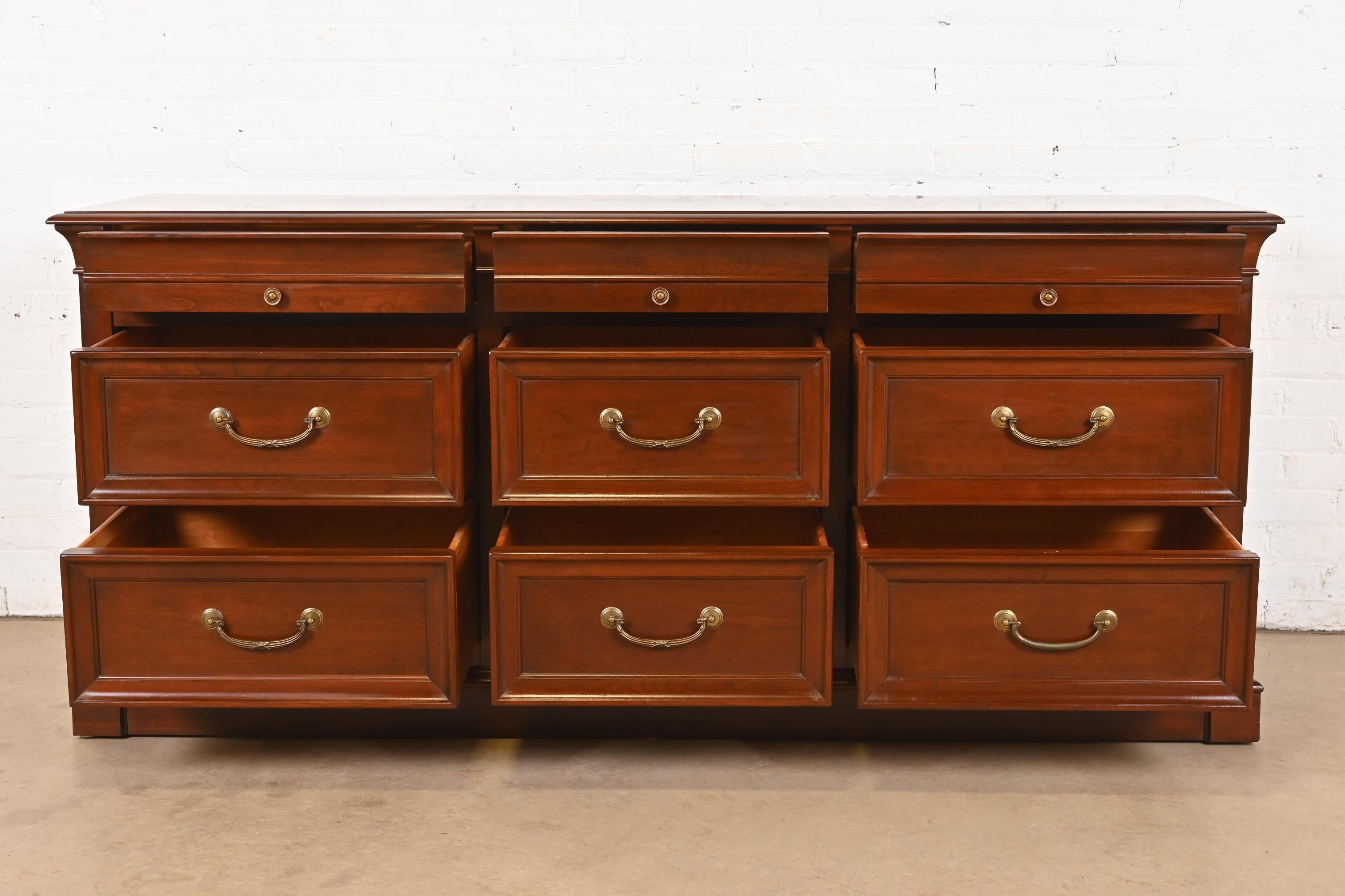 Französisch Louis Philippe Kirsche Holz Neun-Schublade Kommode oder Credenza (Messing) im Angebot