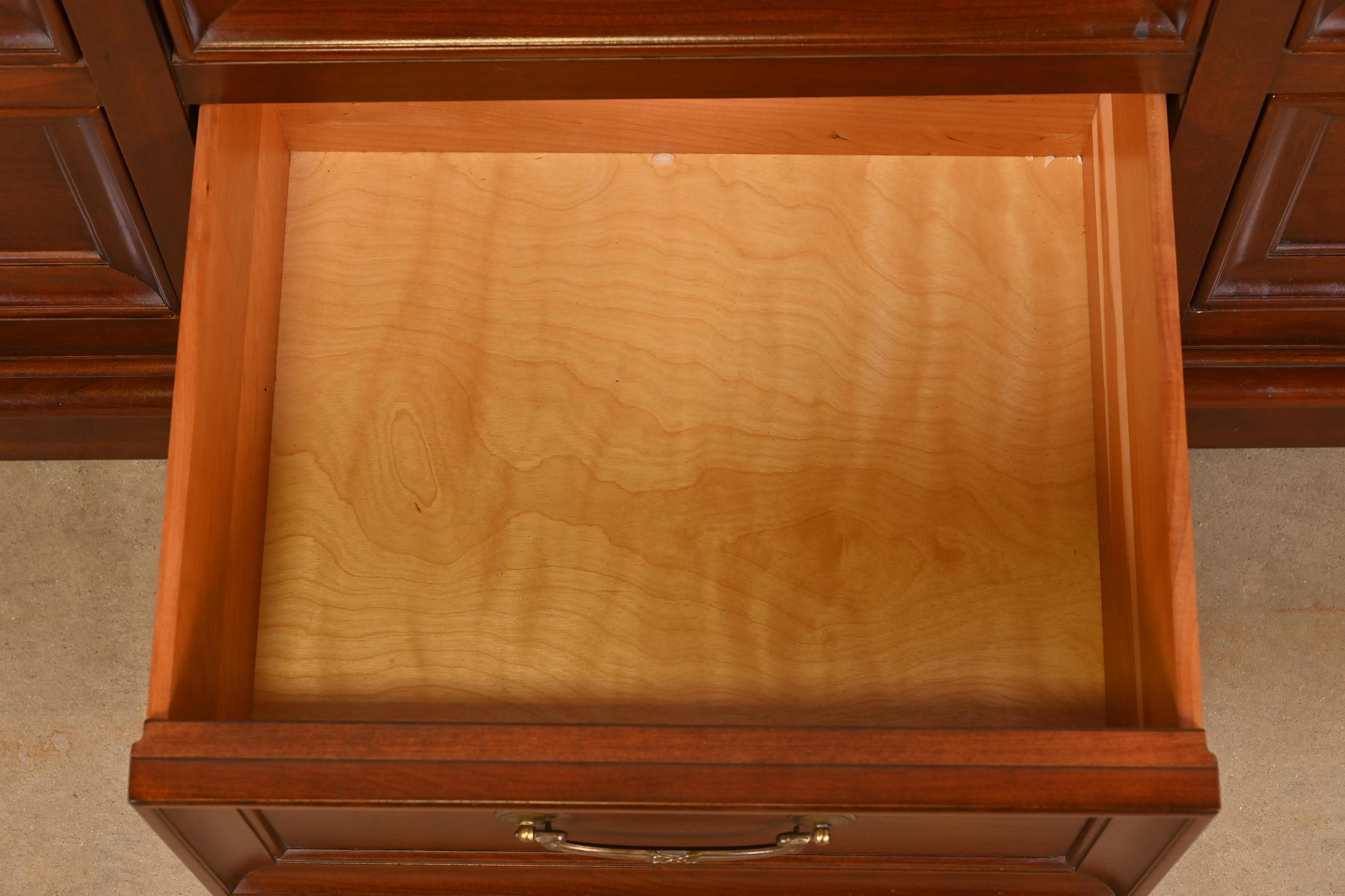 Französisch Louis Philippe Kirsche Holz Neun-Schublade Kommode oder Credenza im Angebot 1