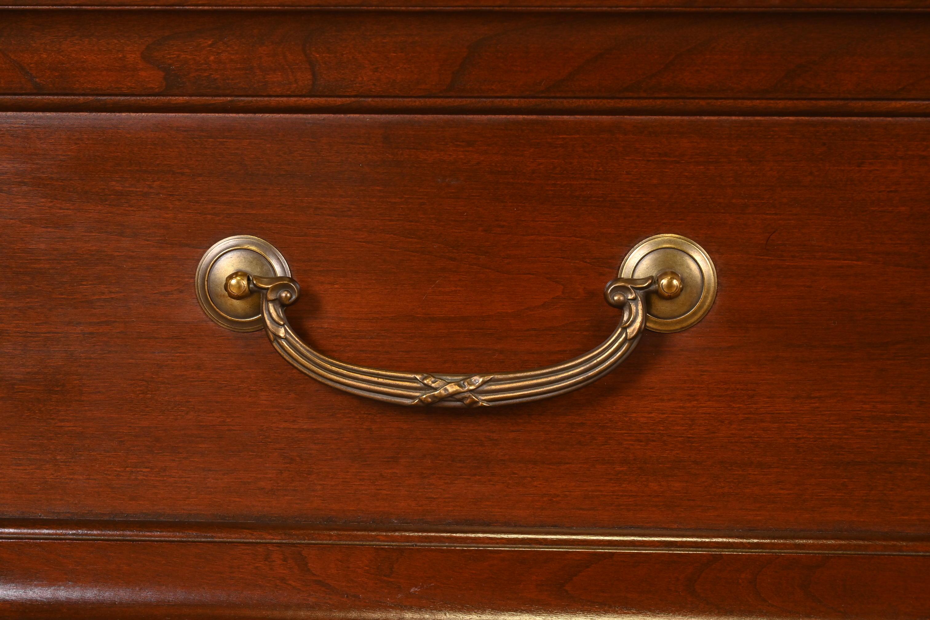 Französisch Louis Philippe Kirsche Holz Neun-Schublade Kommode oder Credenza im Angebot 2