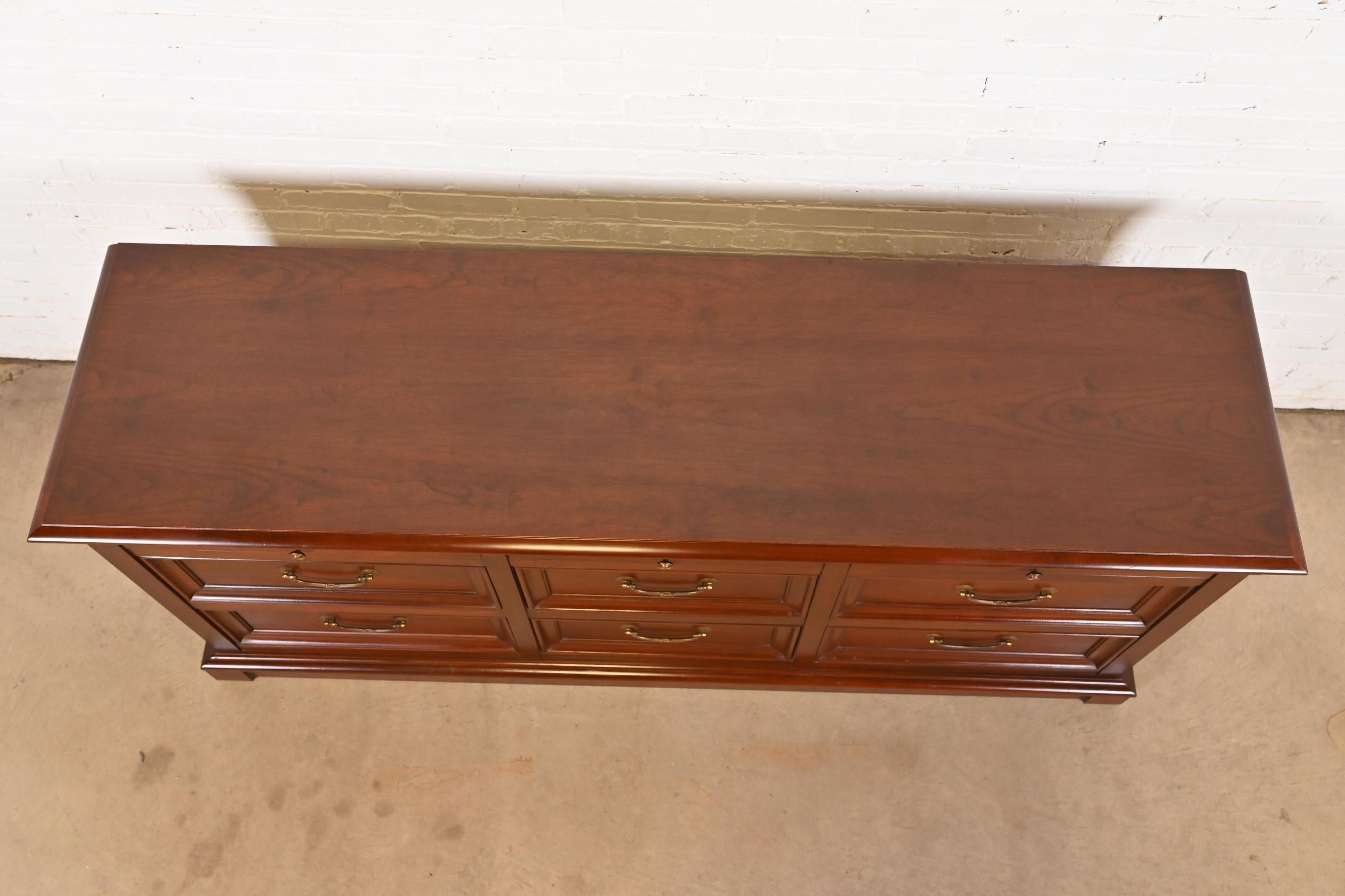 Französisch Louis Philippe Kirsche Holz Neun-Schublade Kommode oder Credenza im Angebot 3