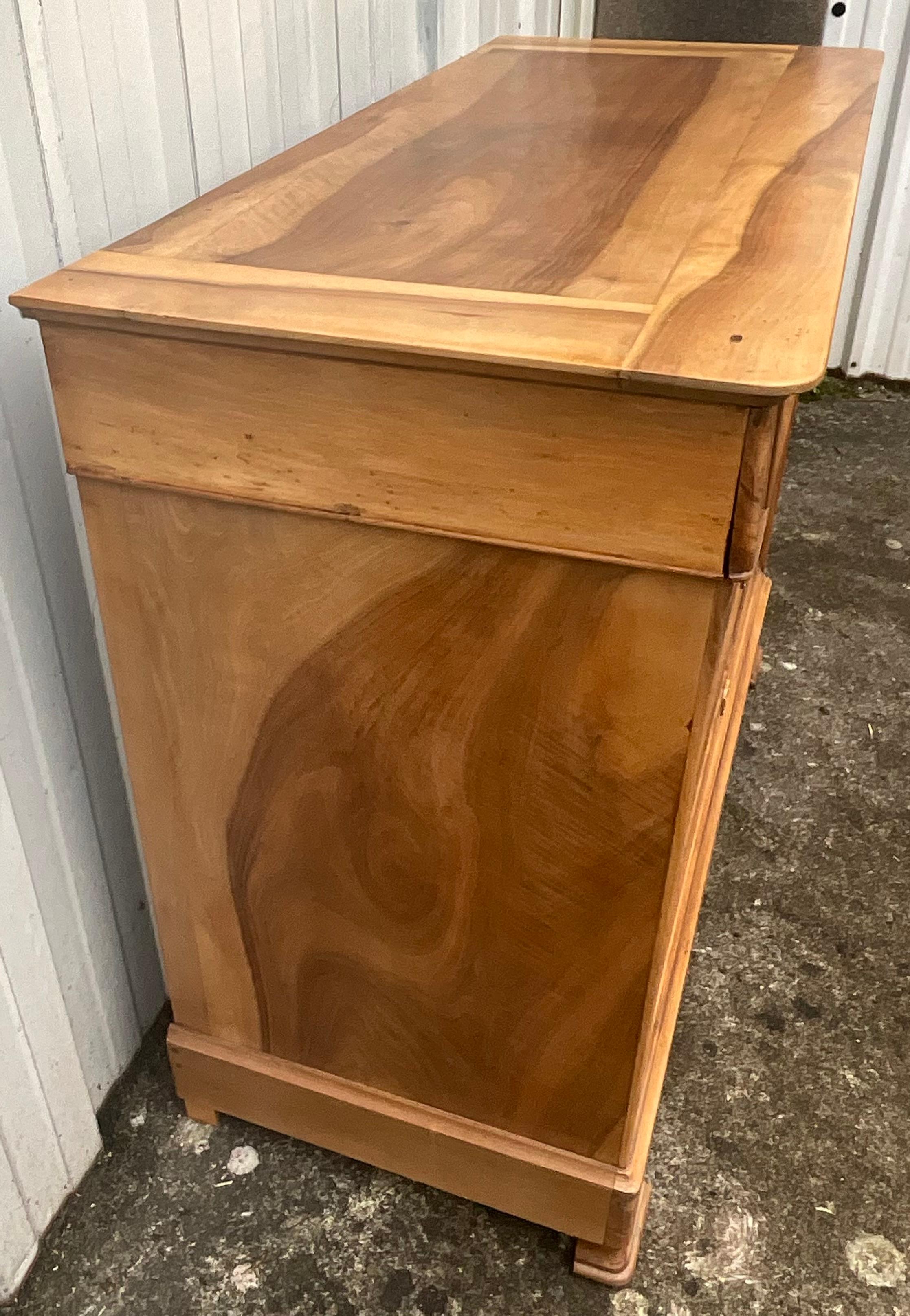 Commode Louis Philippe en ronce de noyer, fin du 19e siècle

Cette superbe commode Louis-Philippe, en ronce de noyer, datant de la fin du XIXe siècle, provient d'un manoir historique situé sur les rives de la Loire. Témoin silencieux des générations