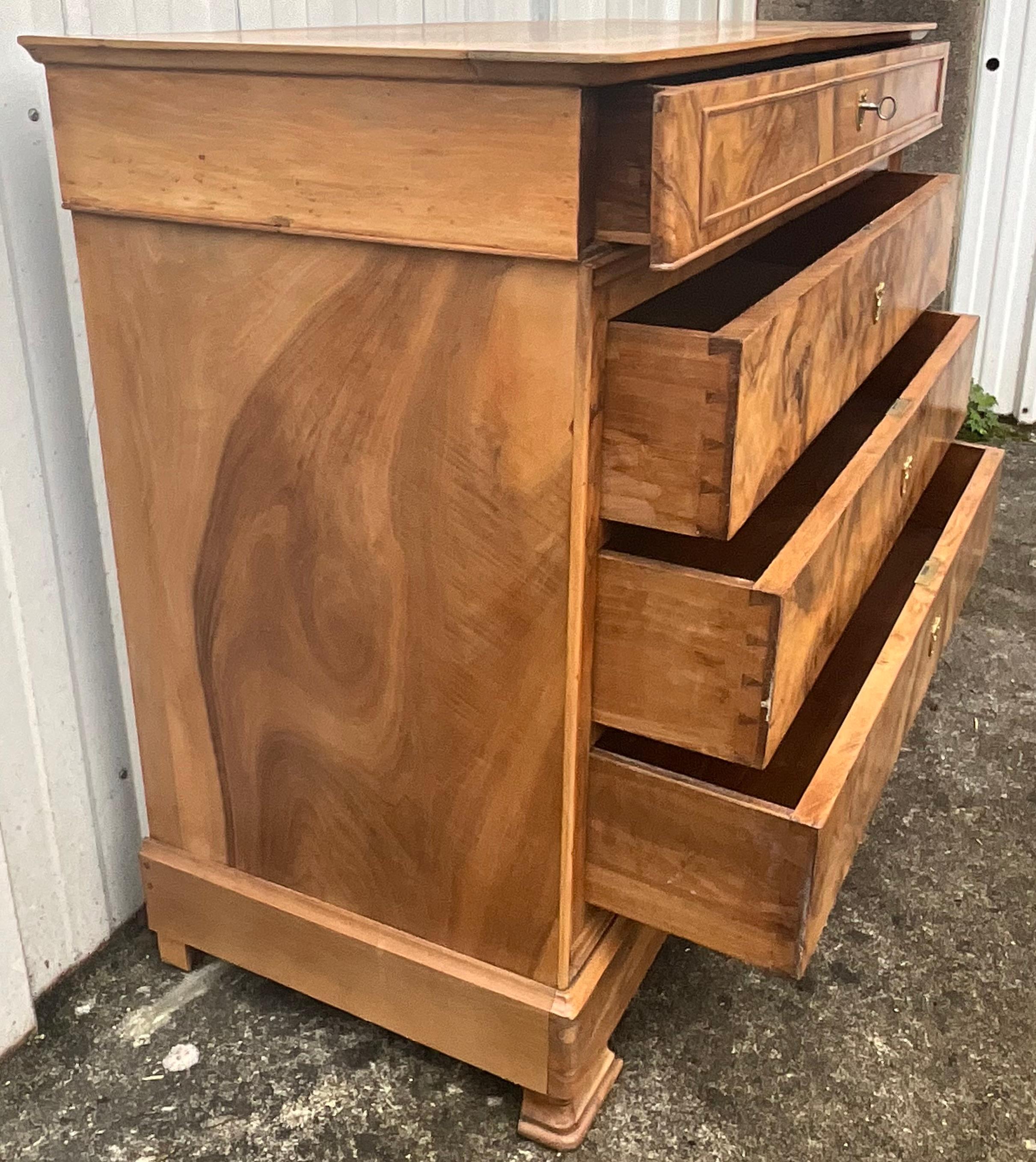 XIXe siècle Commode Louis Philippe en ronce de noyer, fin du 19e siècle en vente