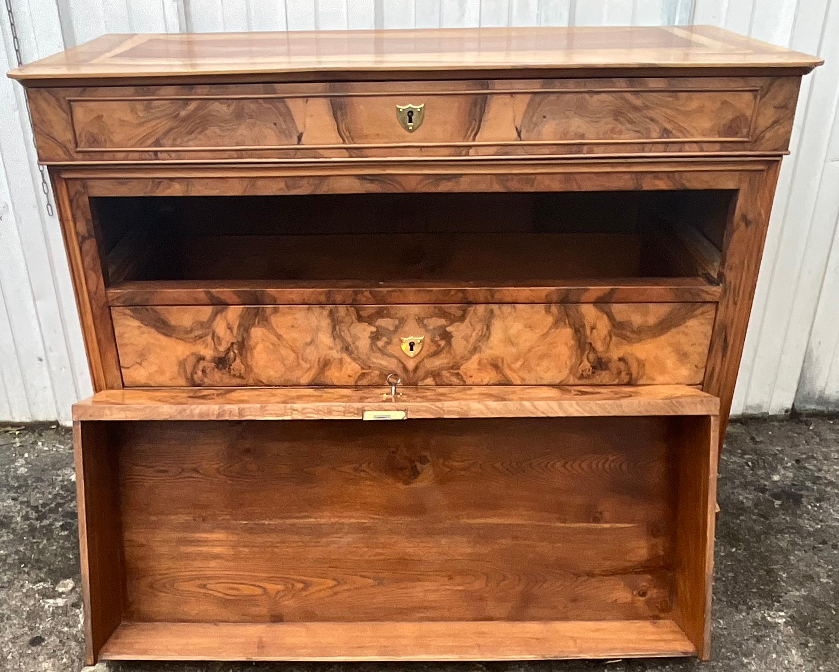 Commode Louis Philippe en ronce de noyer, fin du 19e siècle en vente 1