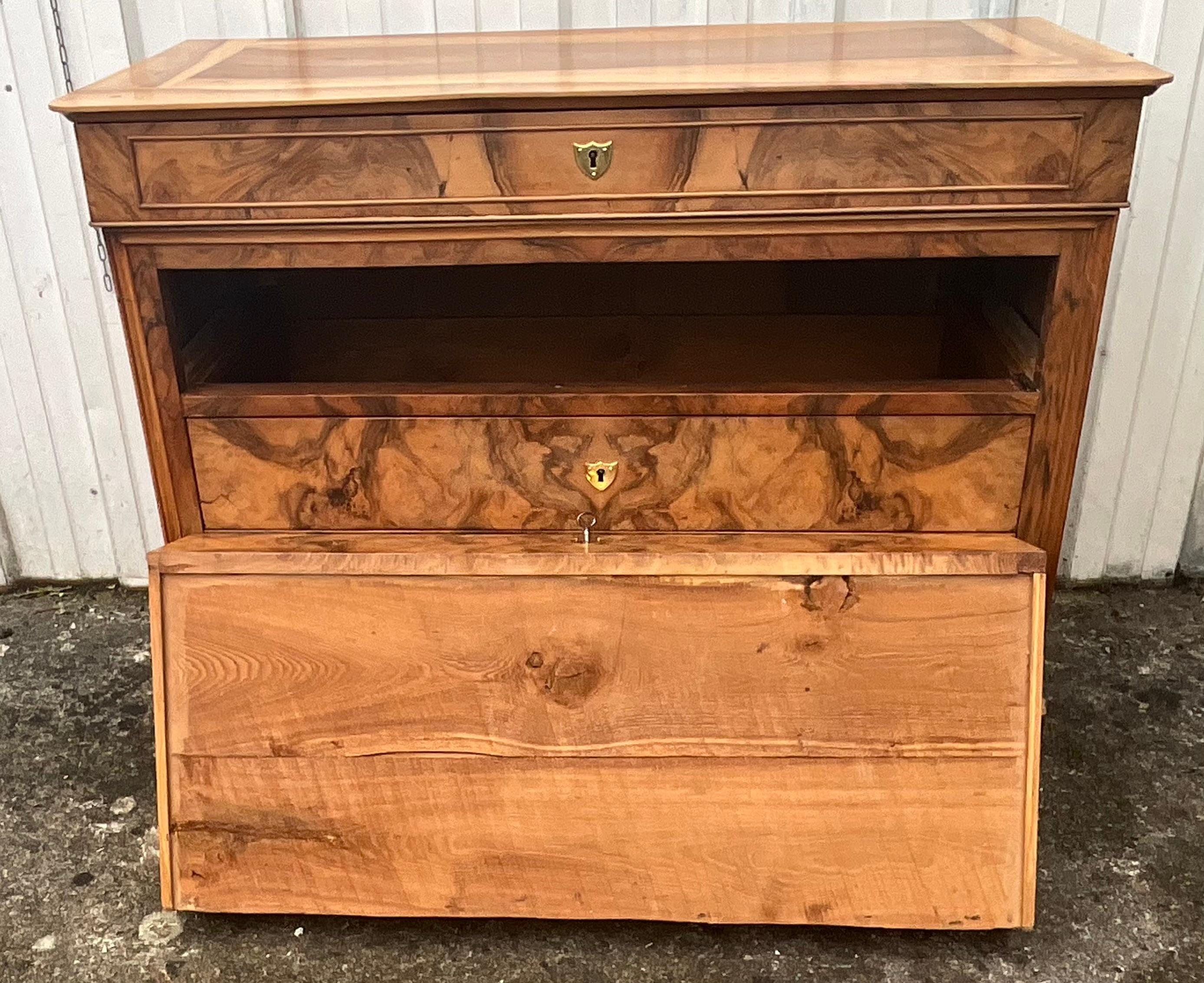 Commode Louis Philippe en ronce de noyer, fin du 19e siècle en vente 2
