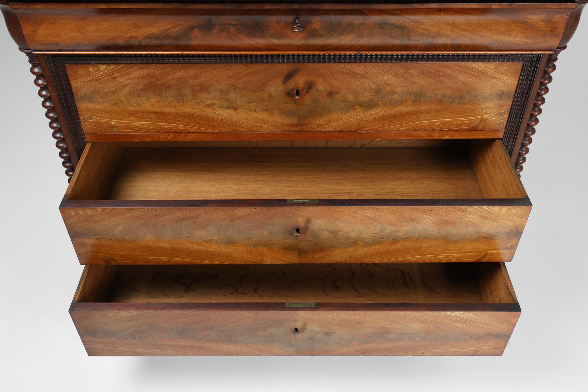 Cassettiera Louis Philippe francese con piano in marmo rosa, anni '50 del XIX secolo in vendita 3