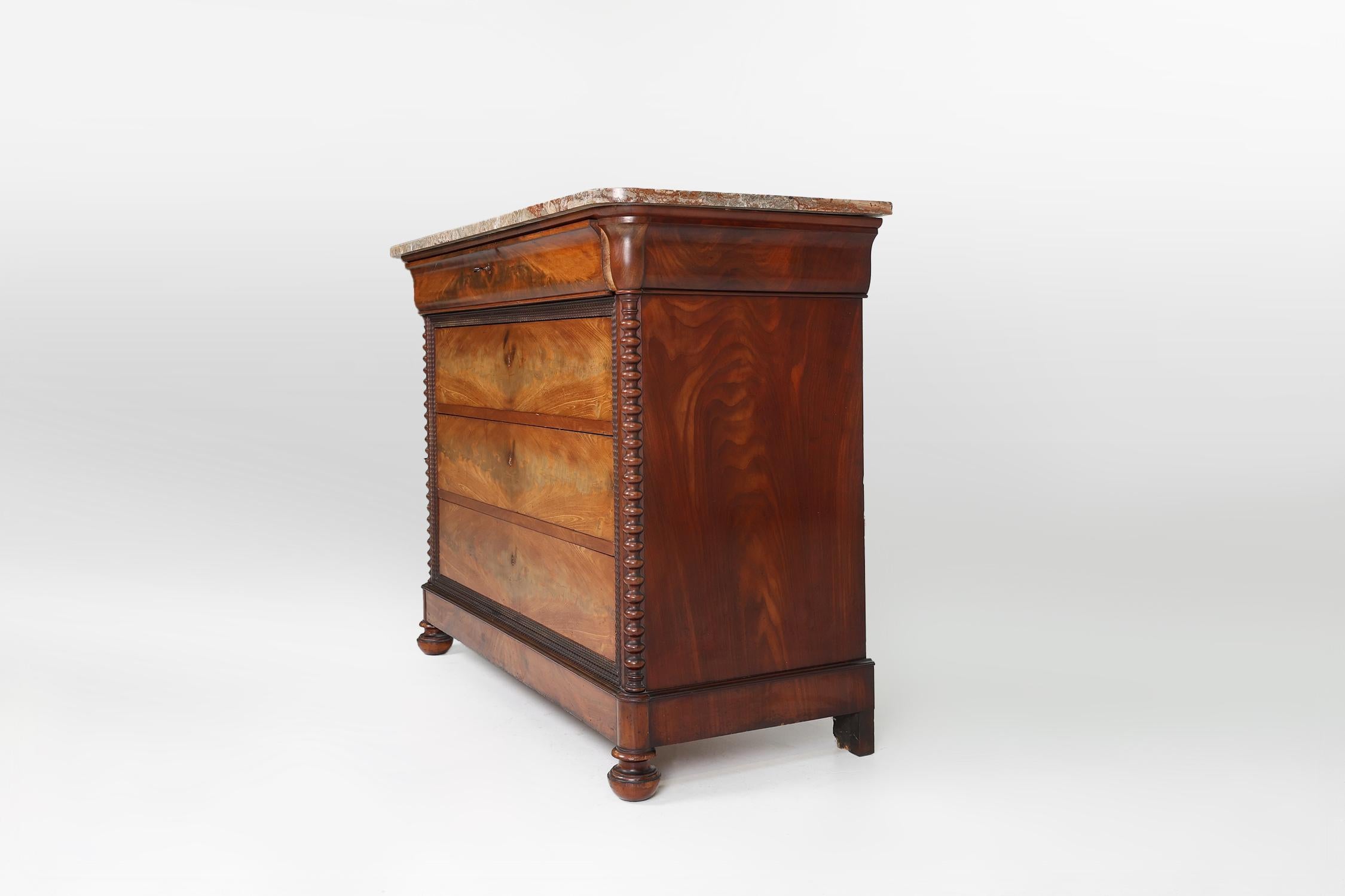 Cassettiera Louis Philippe francese con piano in marmo rosa, anni '50 del XIX secolo in vendita 5