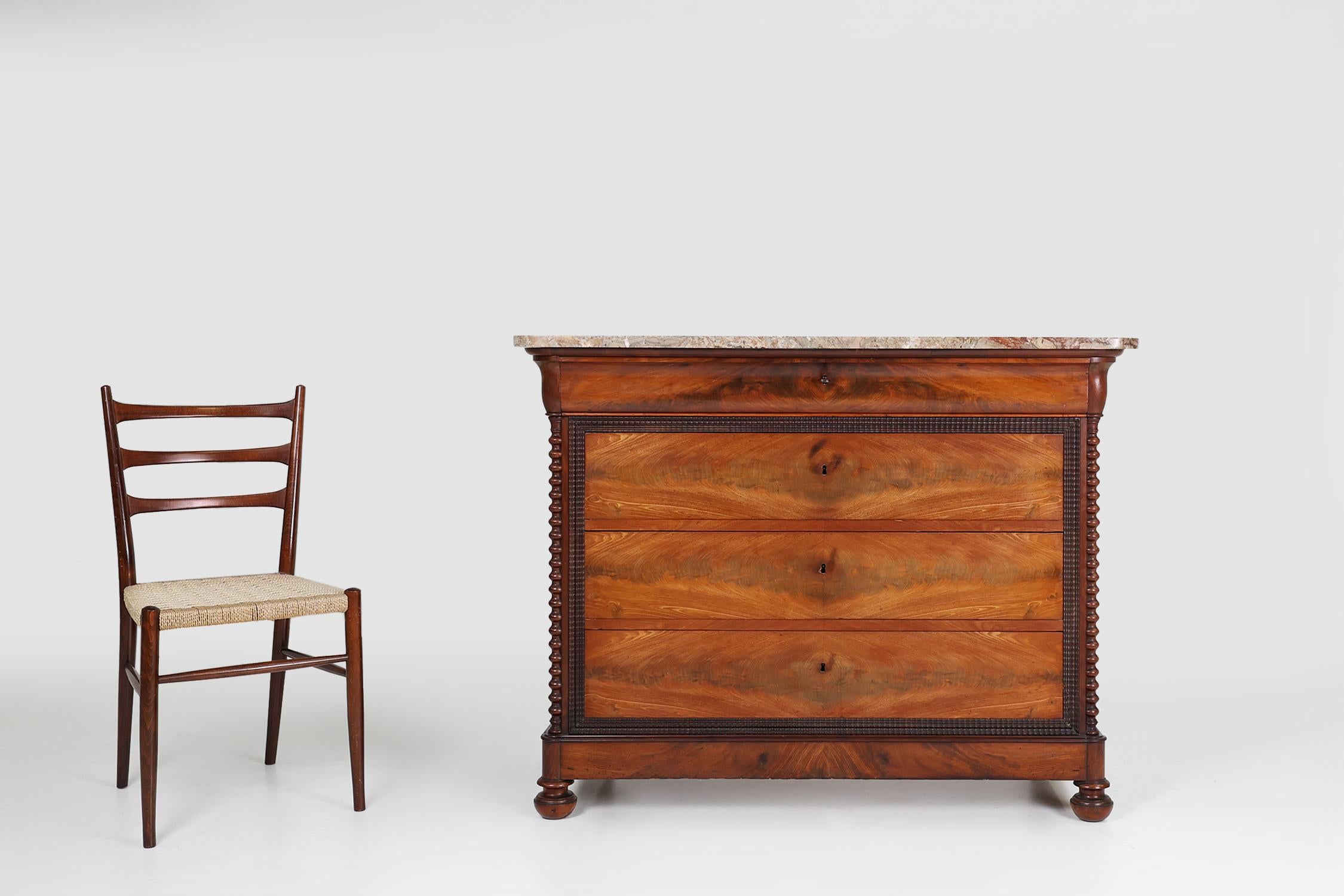 Francia / 1850 / cassettiera / legno, marmo / Louis Philippe / Antico

Splendida ed elegante cassettiera francese con imponente piano in marmo rosa degli anni Cinquanta. Questa cassapanca presenta alcuni piccoli segni d'uso, ma nel complesso è in