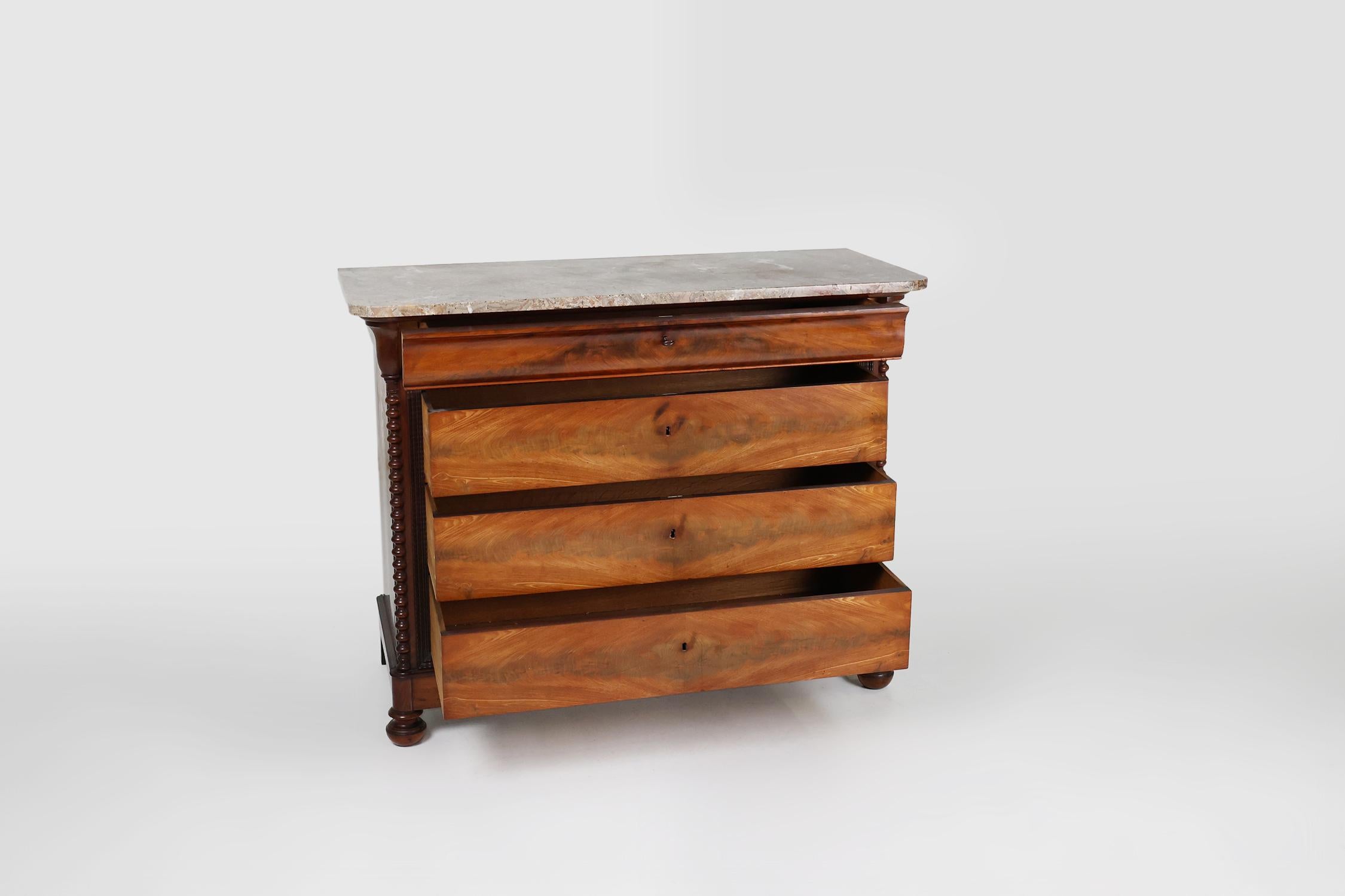 Marmo Cassettiera Louis Philippe francese con piano in marmo rosa, anni '50 del XIX secolo in vendita