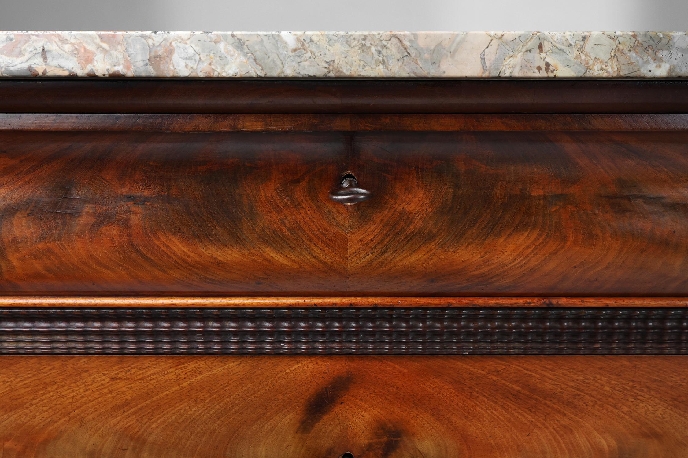 Cassettiera Louis Philippe francese con piano in marmo rosa, anni '50 del XIX secolo in vendita 1