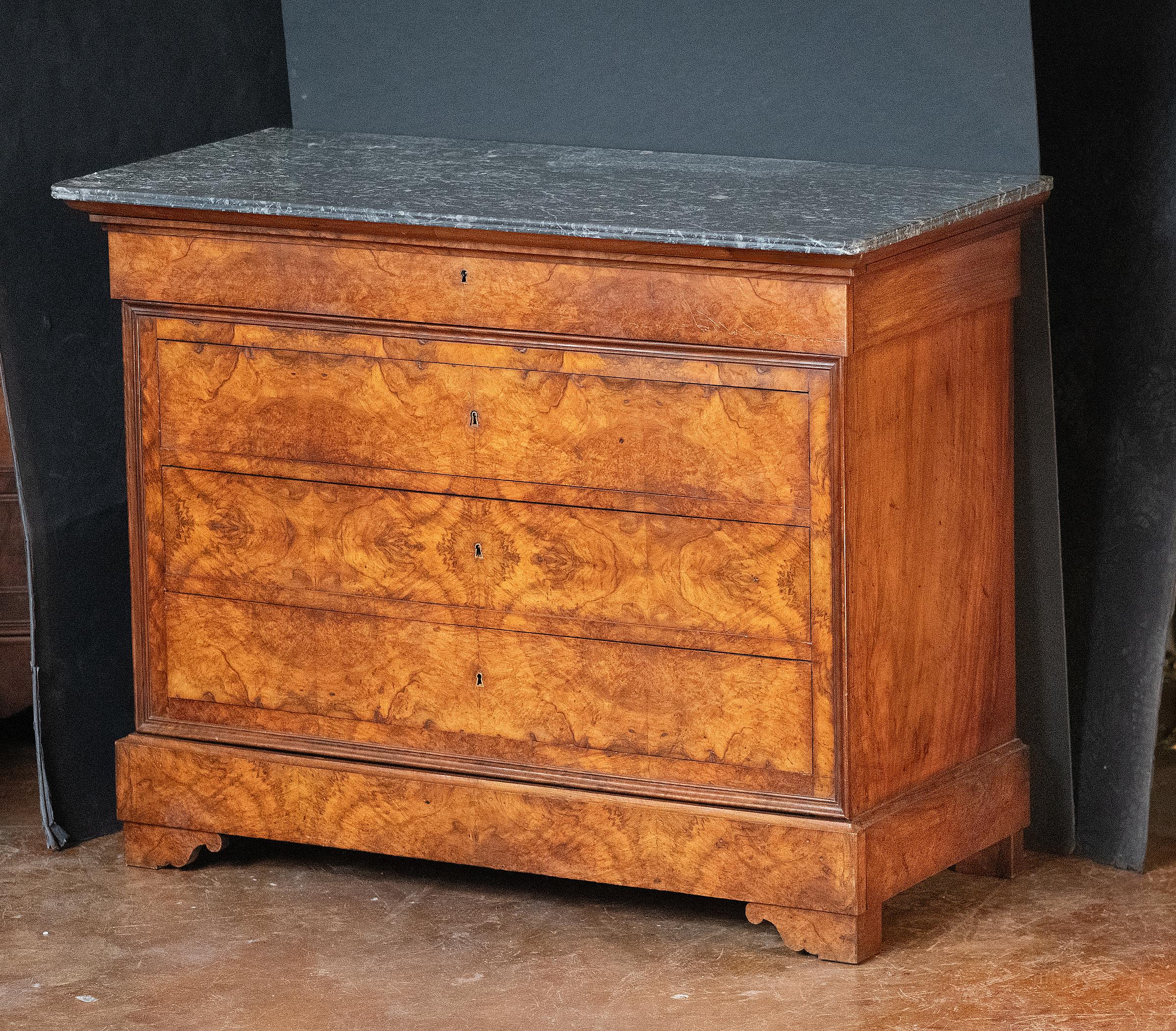 Bella consolle o commode di Louis Philippe proveniente dalla Francia, in legno di noce burlato splendidamente patinato con un piano rettangolare in marmo figurato, caratterizzato da un fregio di quattro cassetti, ciascuno con scanalature, sopra un