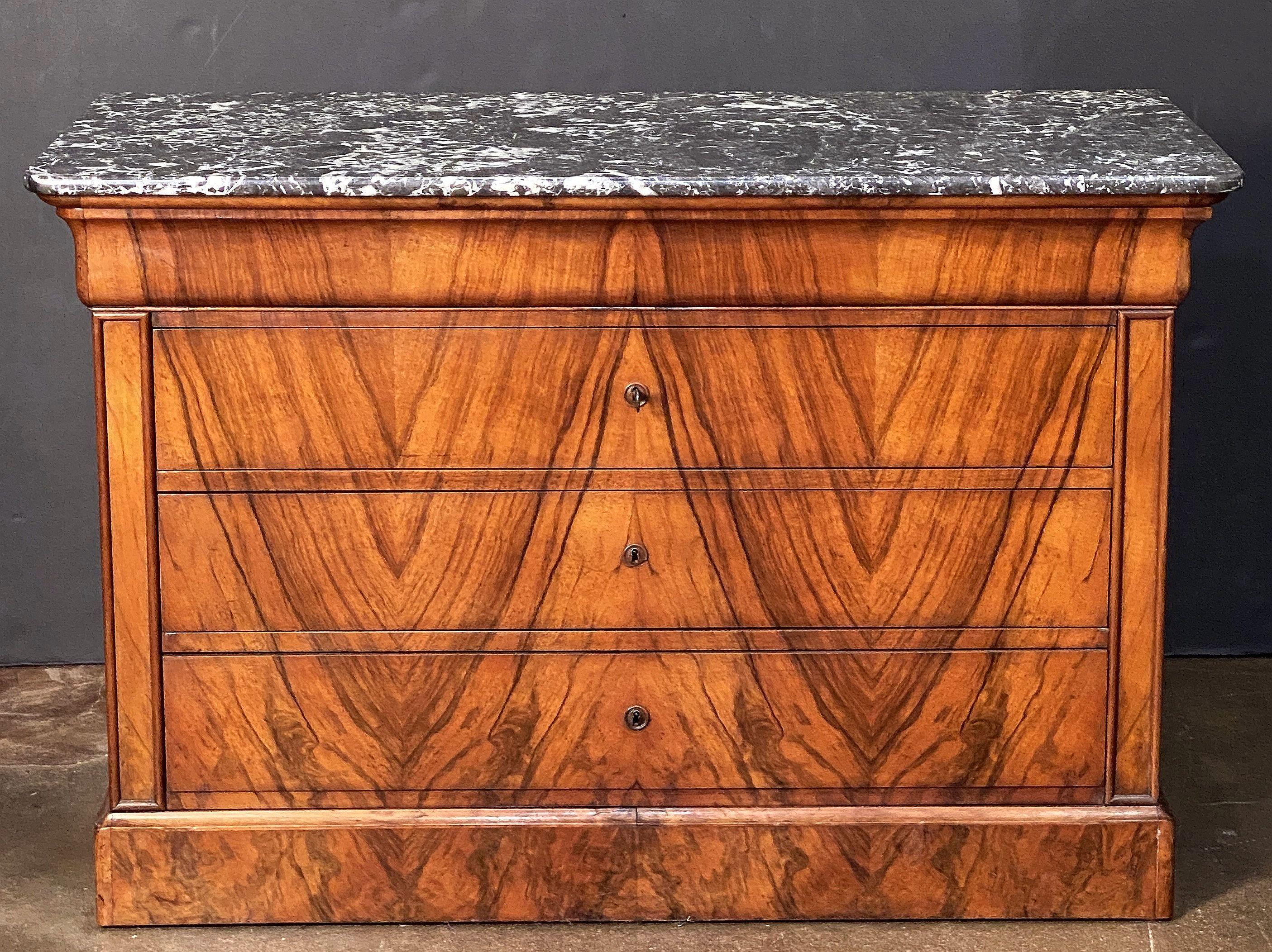 Luigi Filippo Cassapanca o commode di Louis Philippe in radica di noce con piano in marmo in vendita