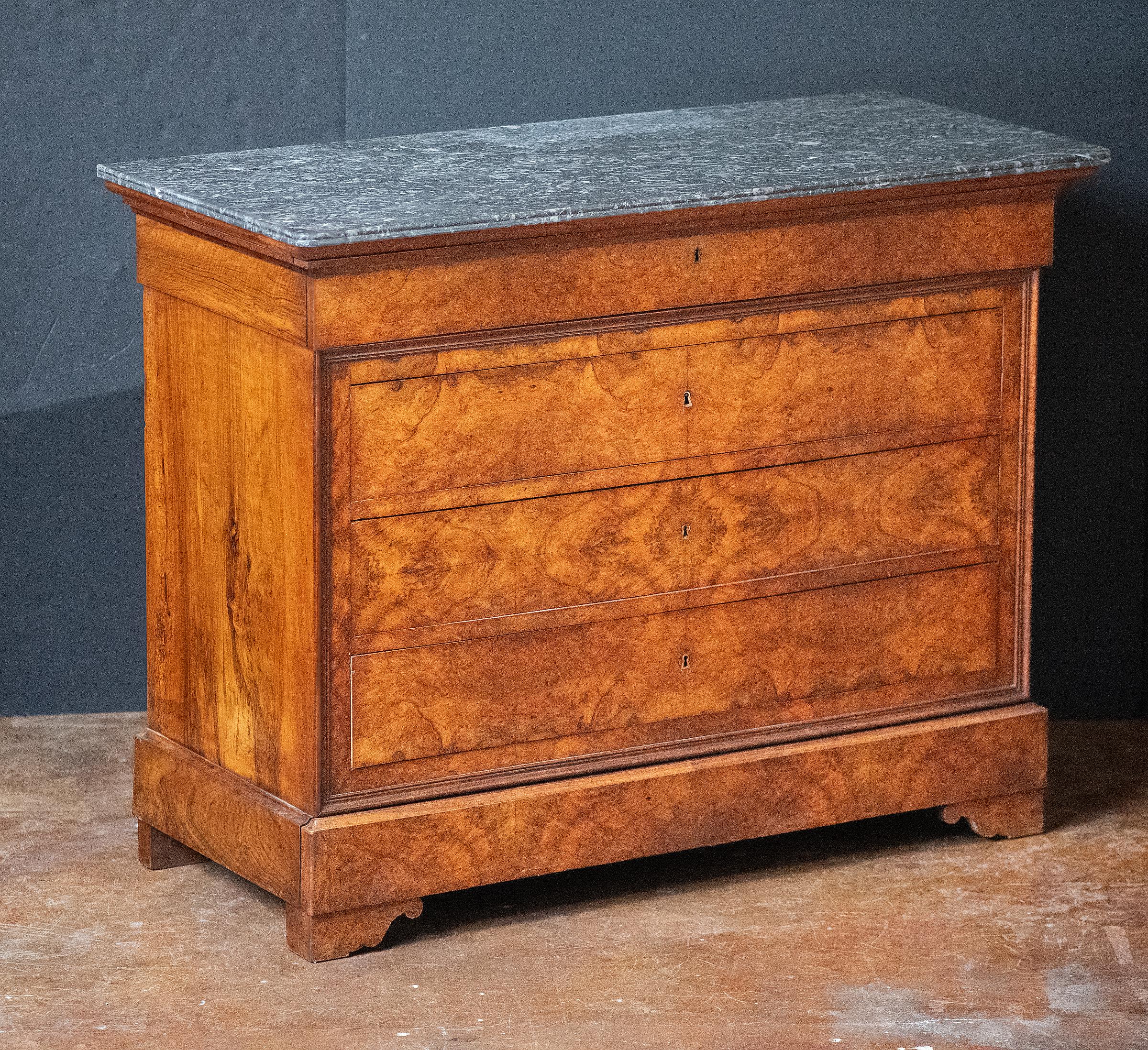 Luigi Filippo Cassapanca o commode di Louis Philippe in radica di noce con piano in marmo in vendita