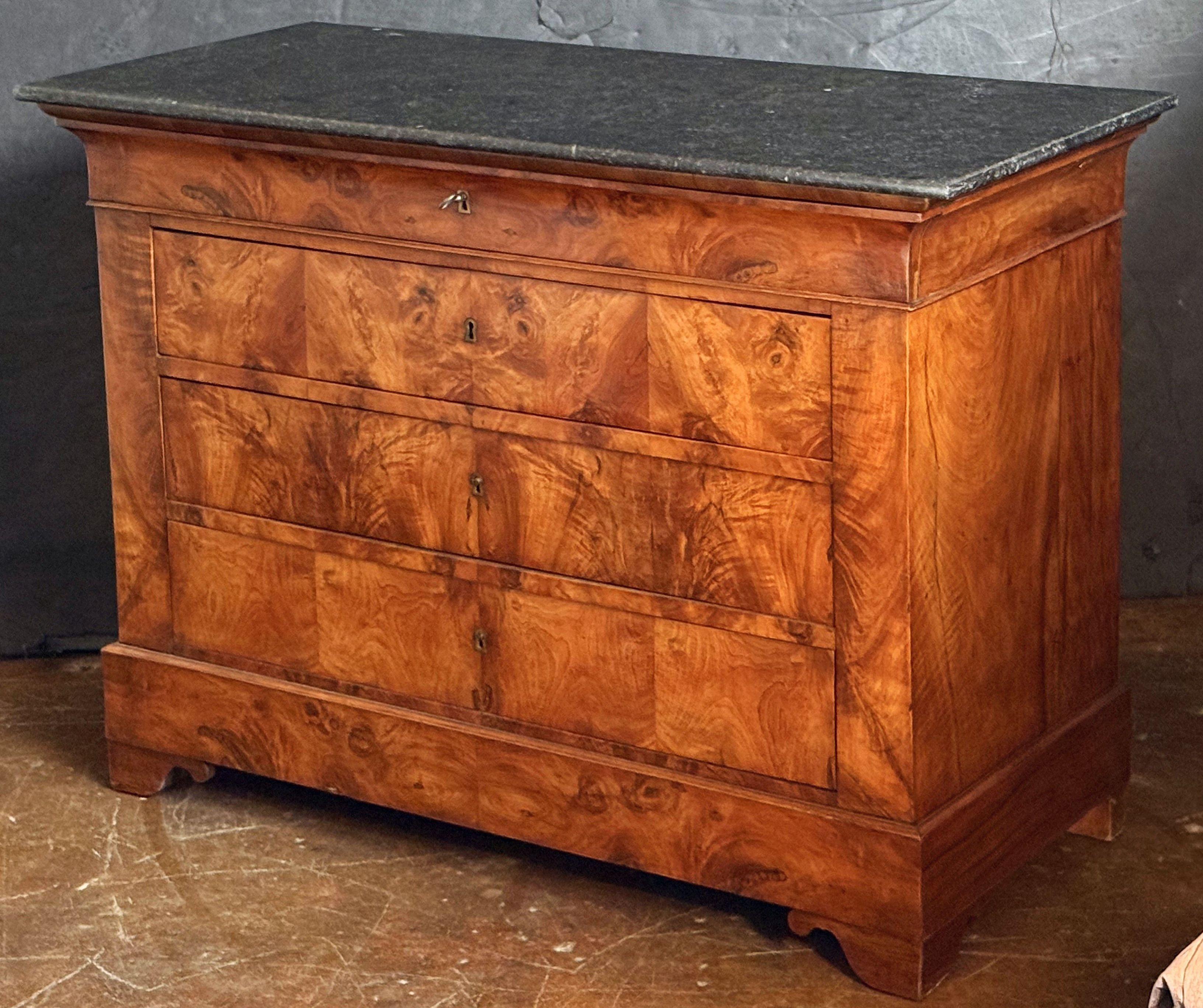 Luigi Filippo Cassapanca o commode di Louis Philippe in radica di noce con piano in marmo in vendita