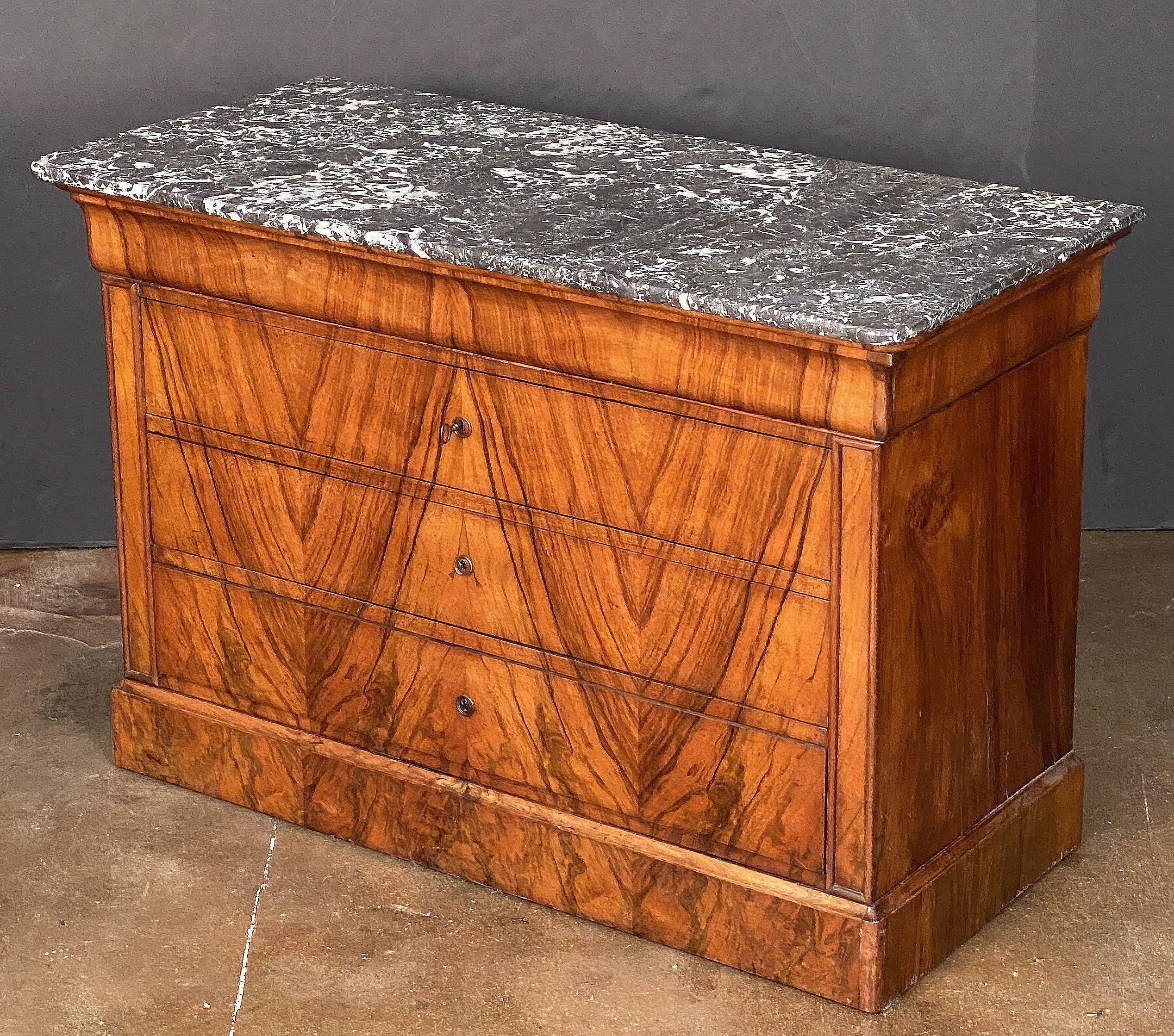 Francese Cassapanca o commode di Louis Philippe in radica di noce con piano in marmo in vendita