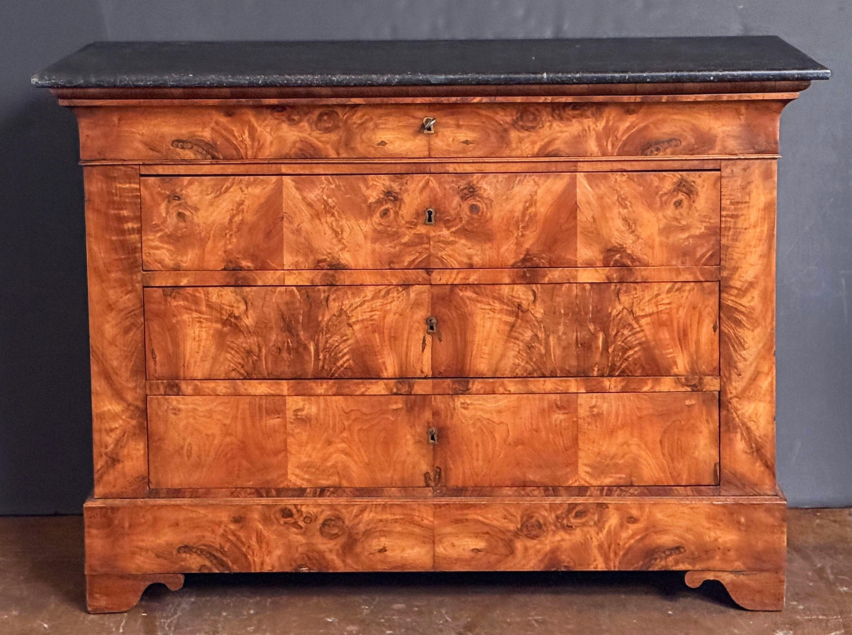 Francese Cassapanca o commode di Louis Philippe in radica di noce con piano in marmo in vendita
