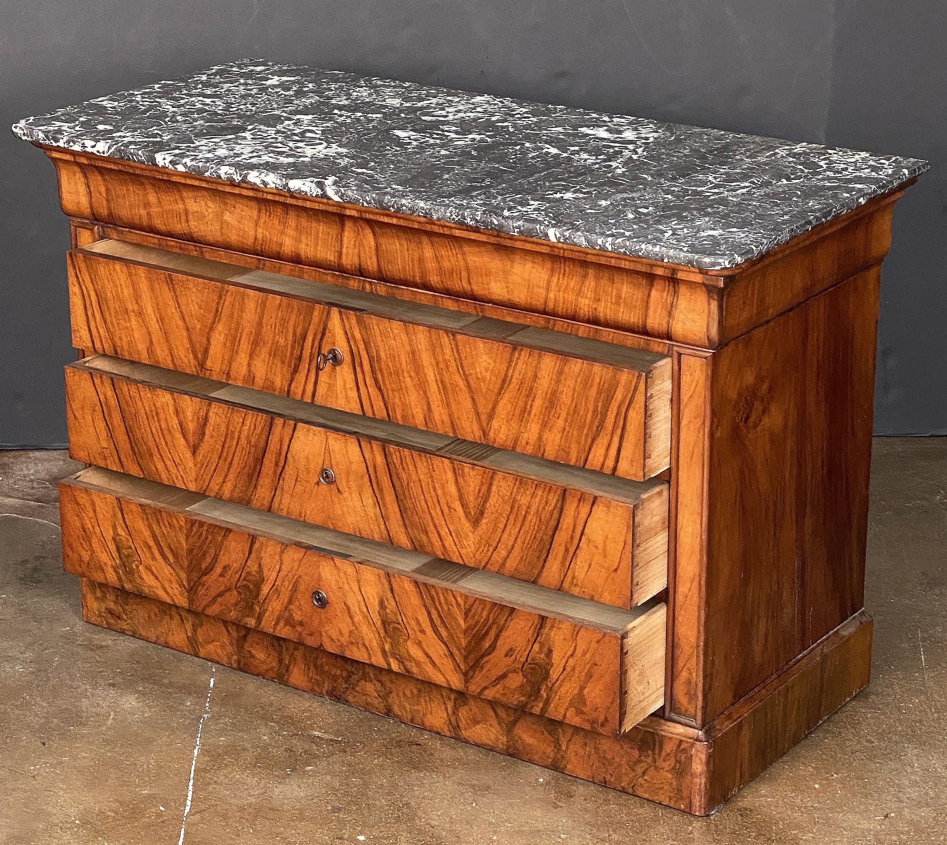 Cassapanca o commode di Louis Philippe in radica di noce con piano in marmo In condizioni buone in vendita a Austin, TX