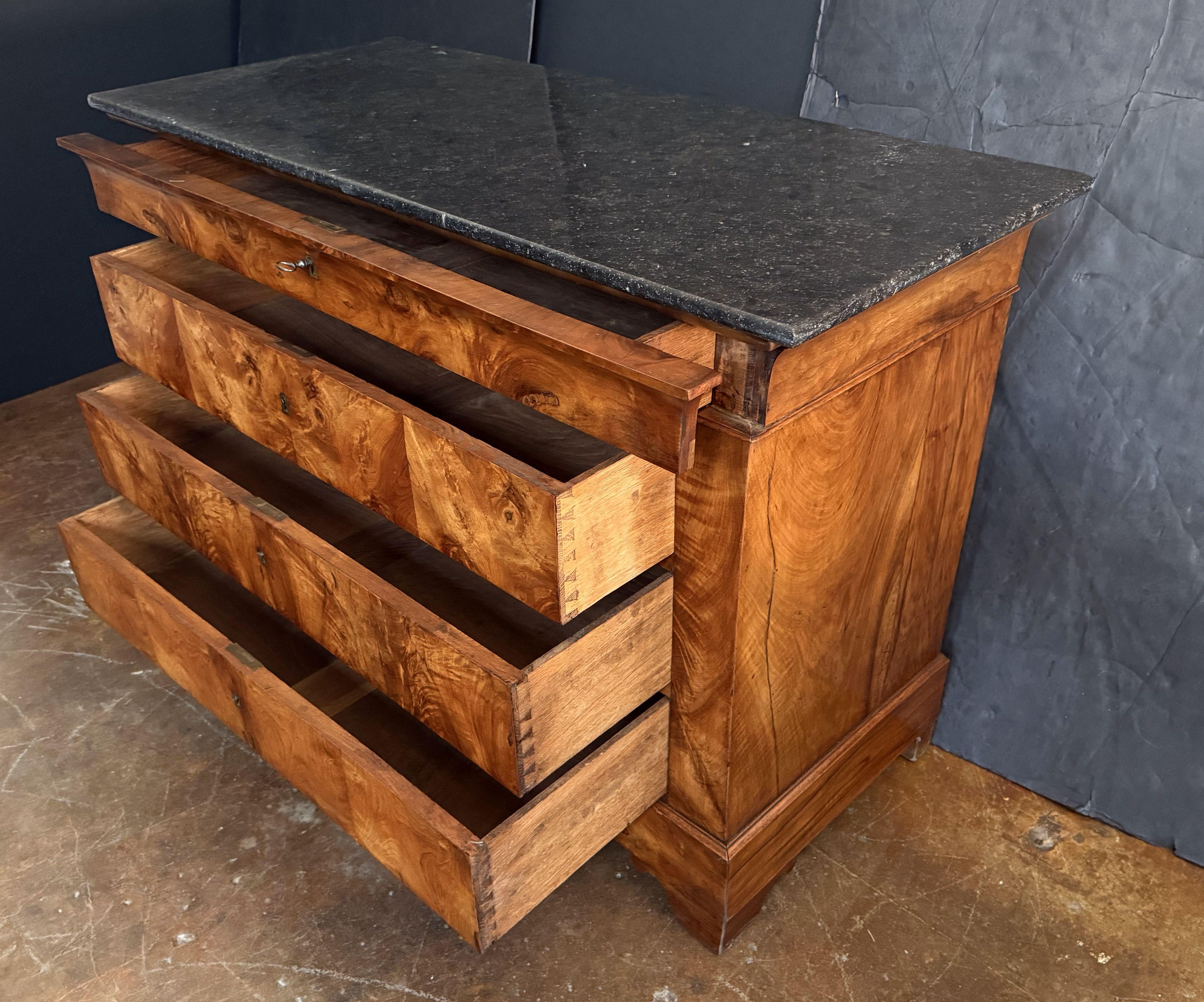 Cassapanca o commode di Louis Philippe in radica di noce con piano in marmo In condizioni buone in vendita a Austin, TX