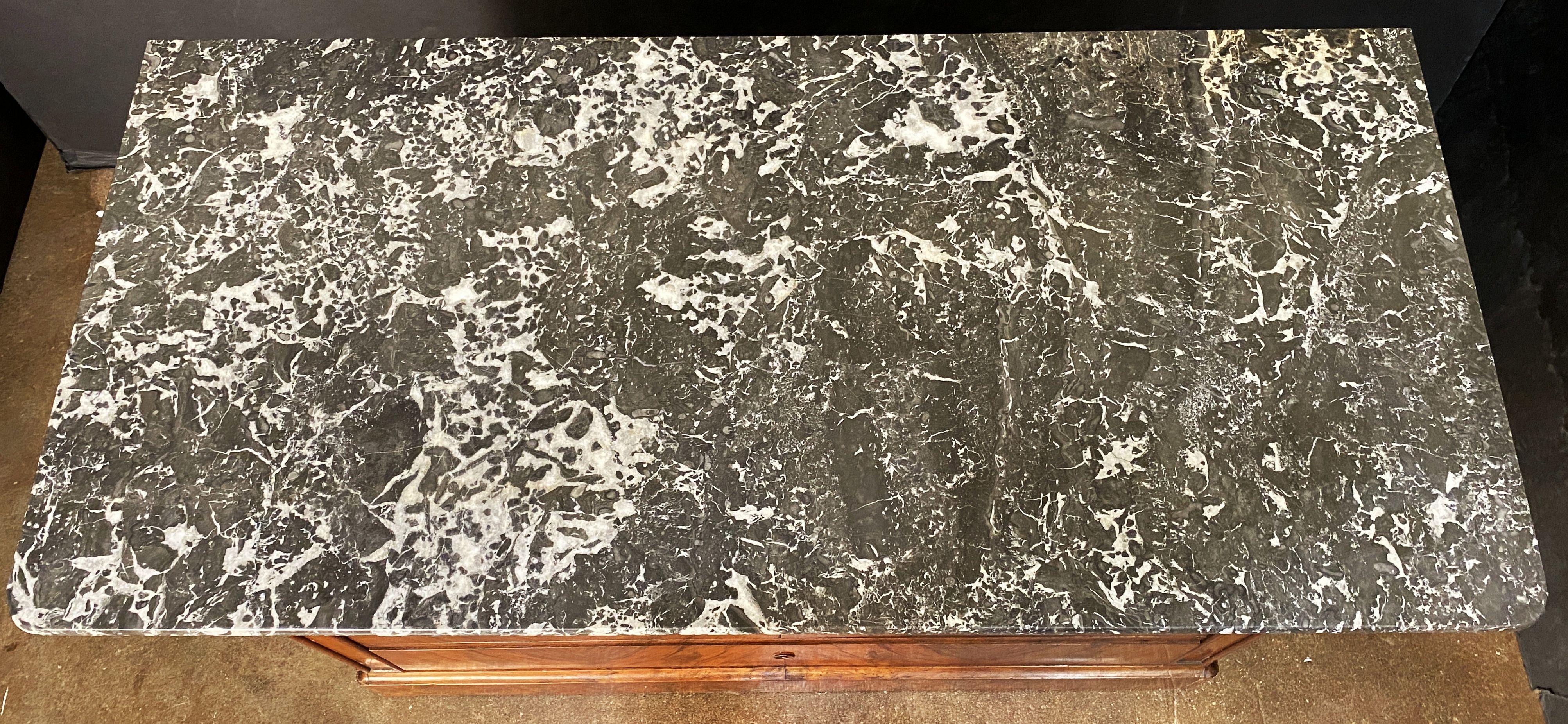 XIX secolo Cassapanca o commode di Louis Philippe in radica di noce con piano in marmo in vendita