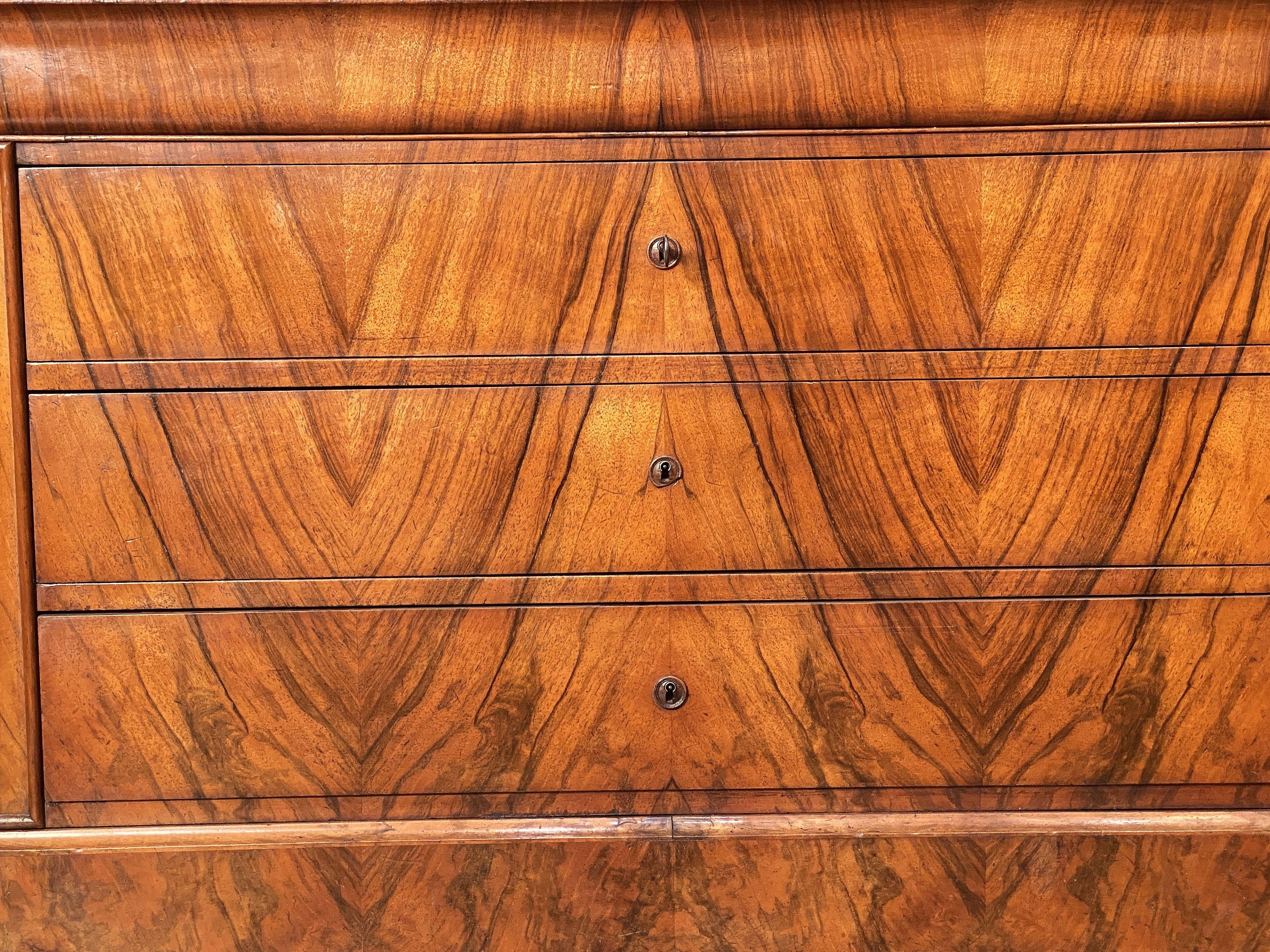 Metallo Cassapanca o commode di Louis Philippe in radica di noce con piano in marmo in vendita