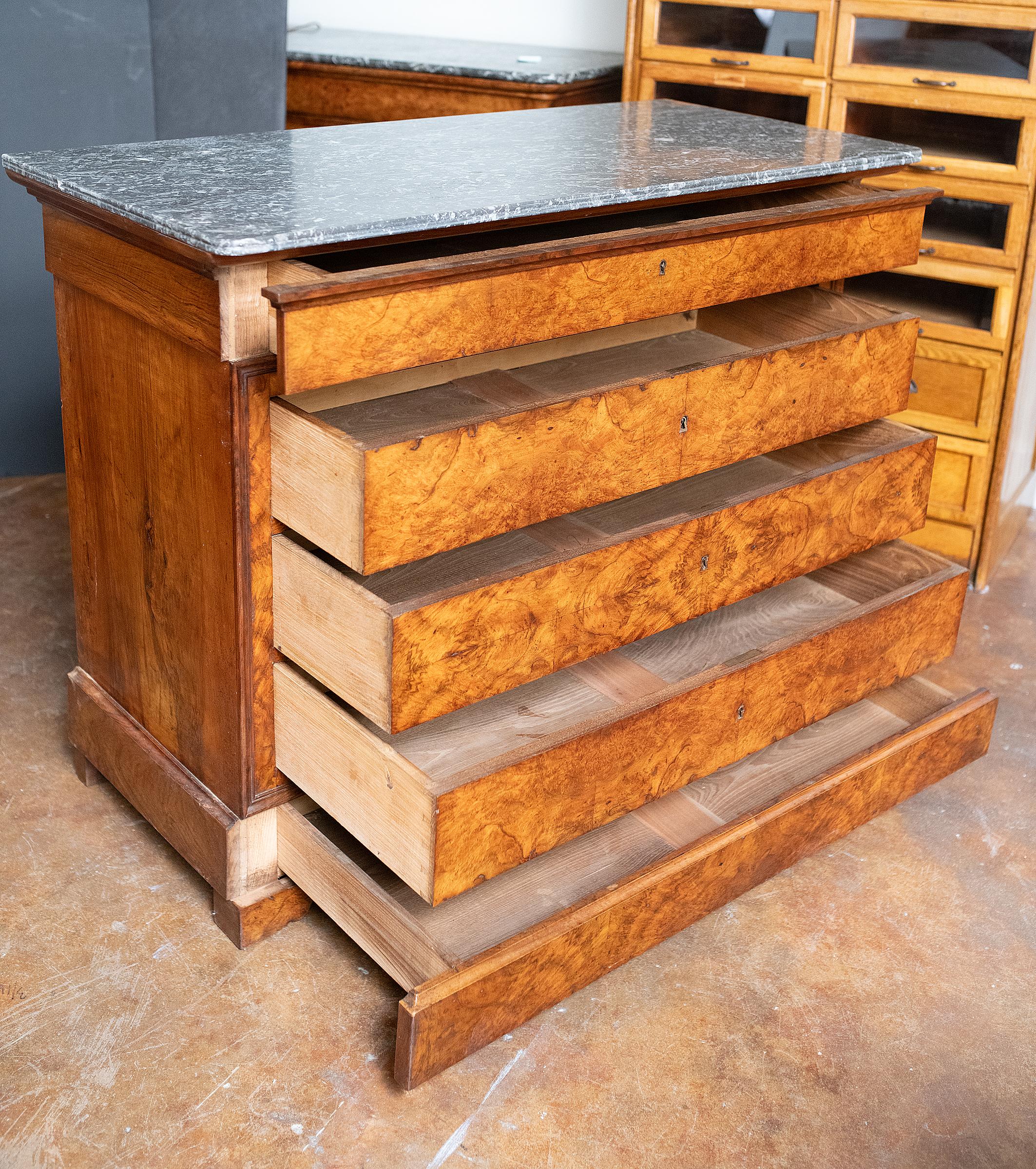 Metallo Cassapanca o commode di Louis Philippe in radica di noce con piano in marmo in vendita