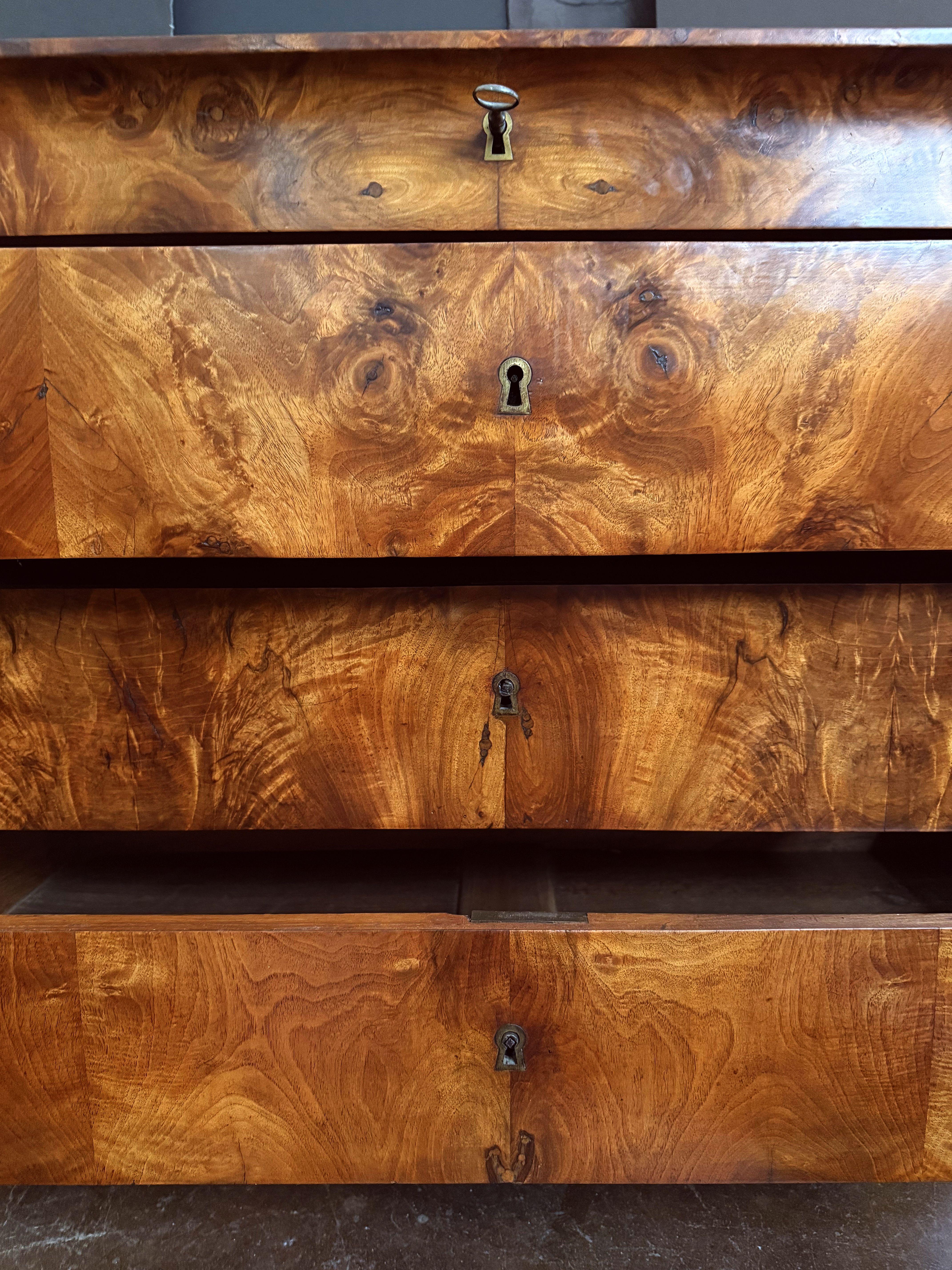Legno Cassapanca o commode di Louis Philippe in radica di noce con piano in marmo in vendita