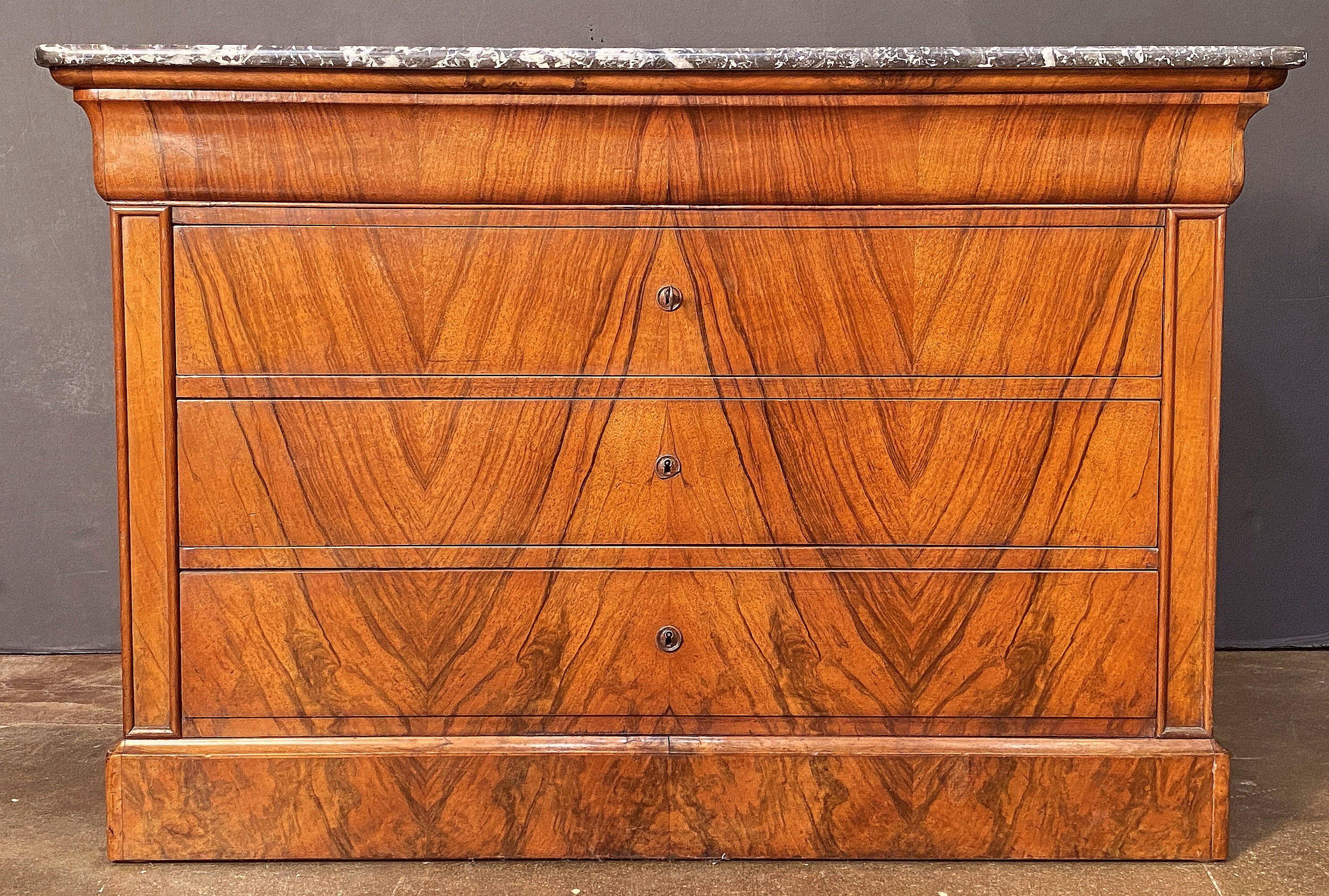 Cassapanca o commode di Louis Philippe in radica di noce con piano in marmo in vendita 1