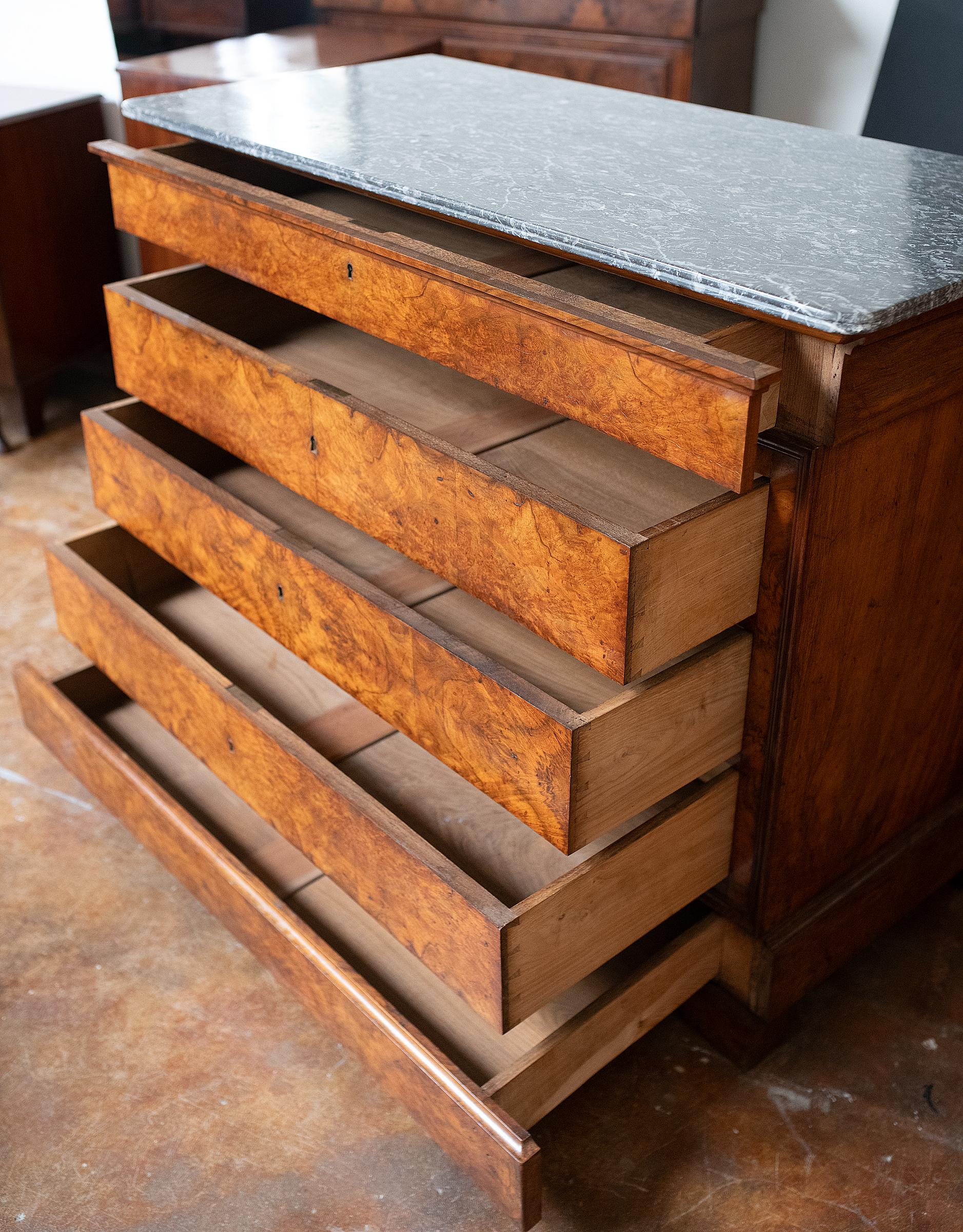 Cassapanca o commode di Louis Philippe in radica di noce con piano in marmo in vendita 1