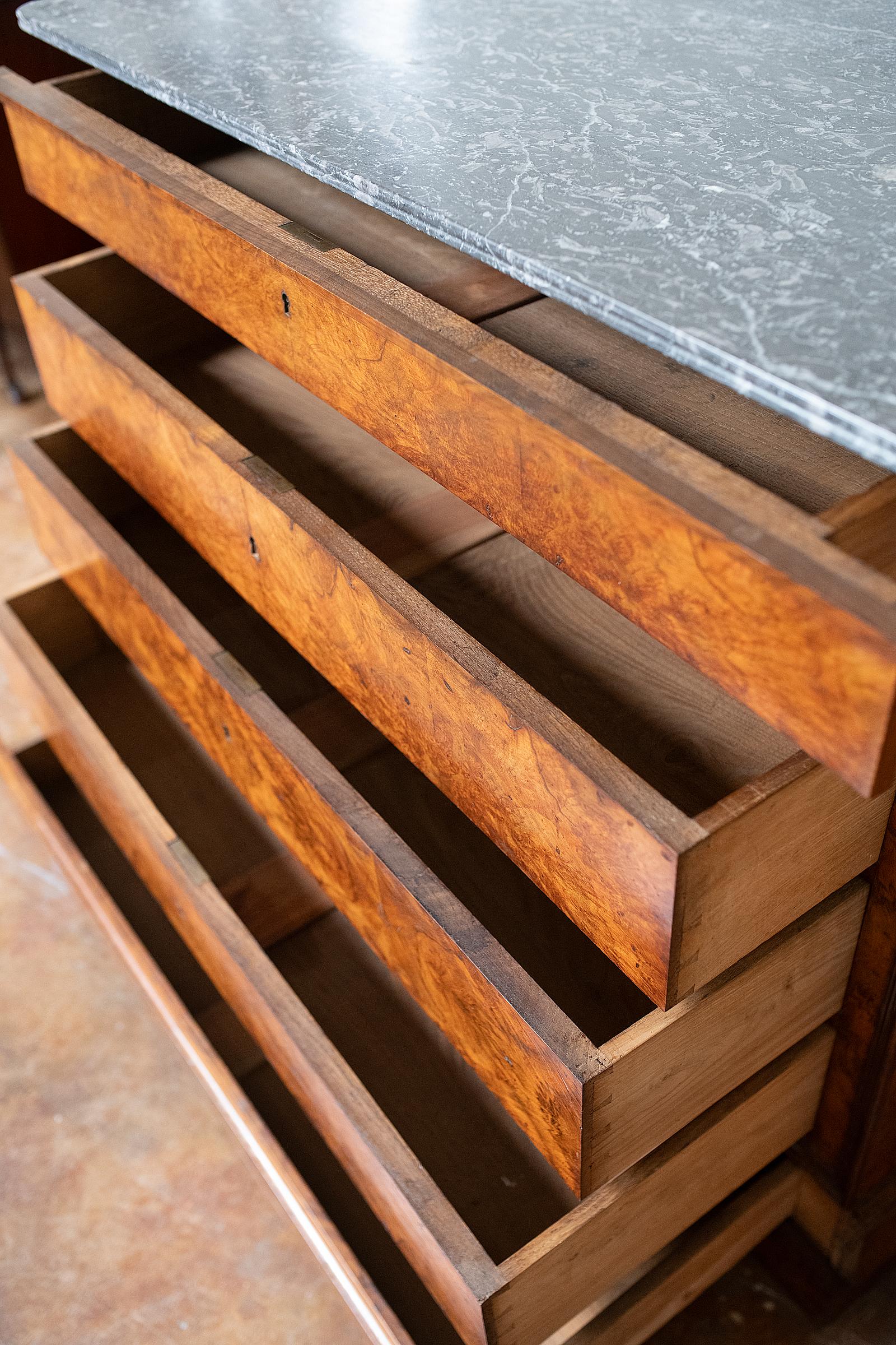 Cassapanca o commode di Louis Philippe in radica di noce con piano in marmo in vendita 2