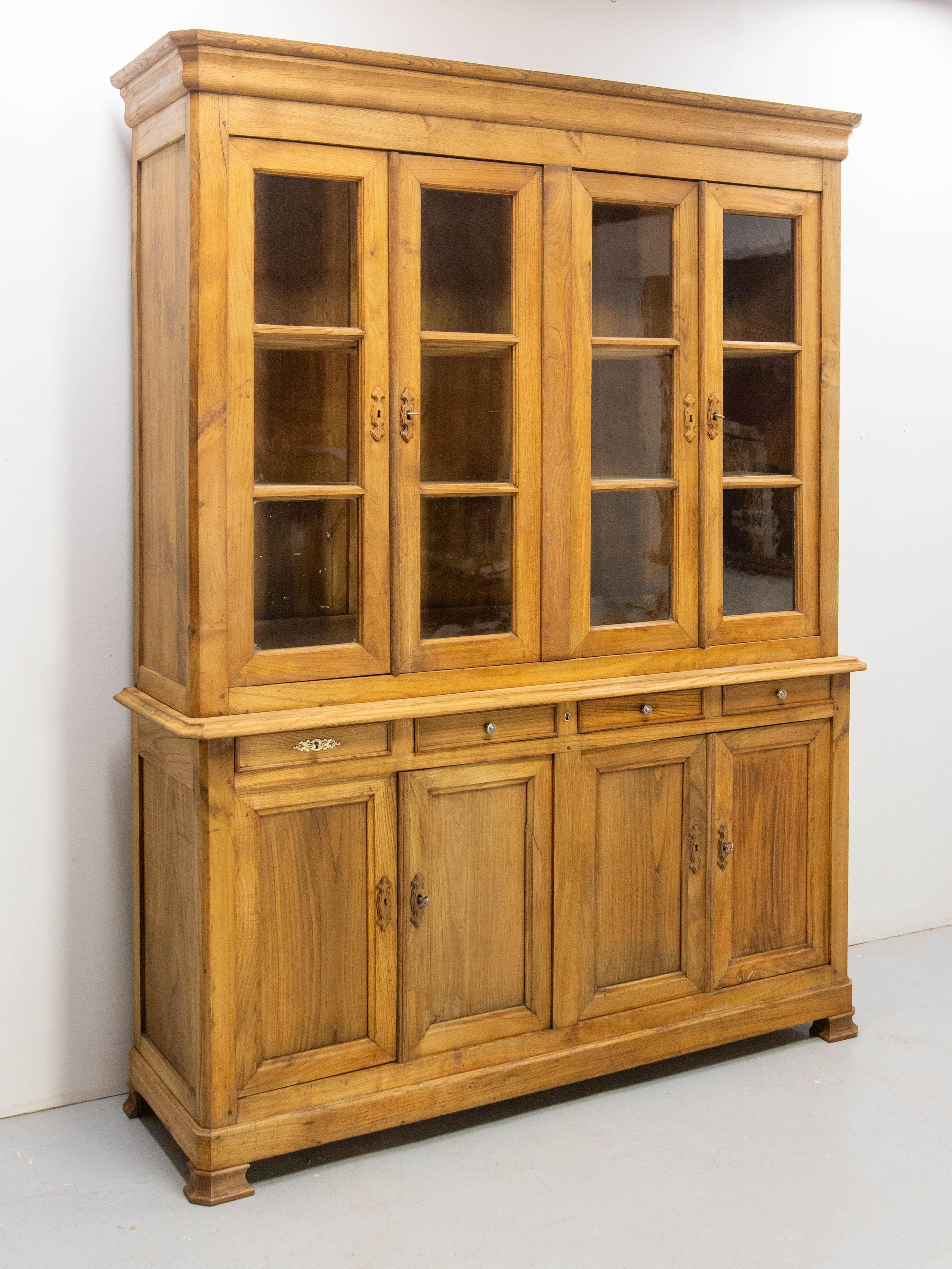 Libreria armoire vitrine francese del periodo Louis Philippe
Vetro, castagno e ferro. 
I vetri sono quelli originali; si può notare che alcune finestre presentano delle bolle all'interno, tipiche dei vecchi vetri.
Questo articolo è stato
