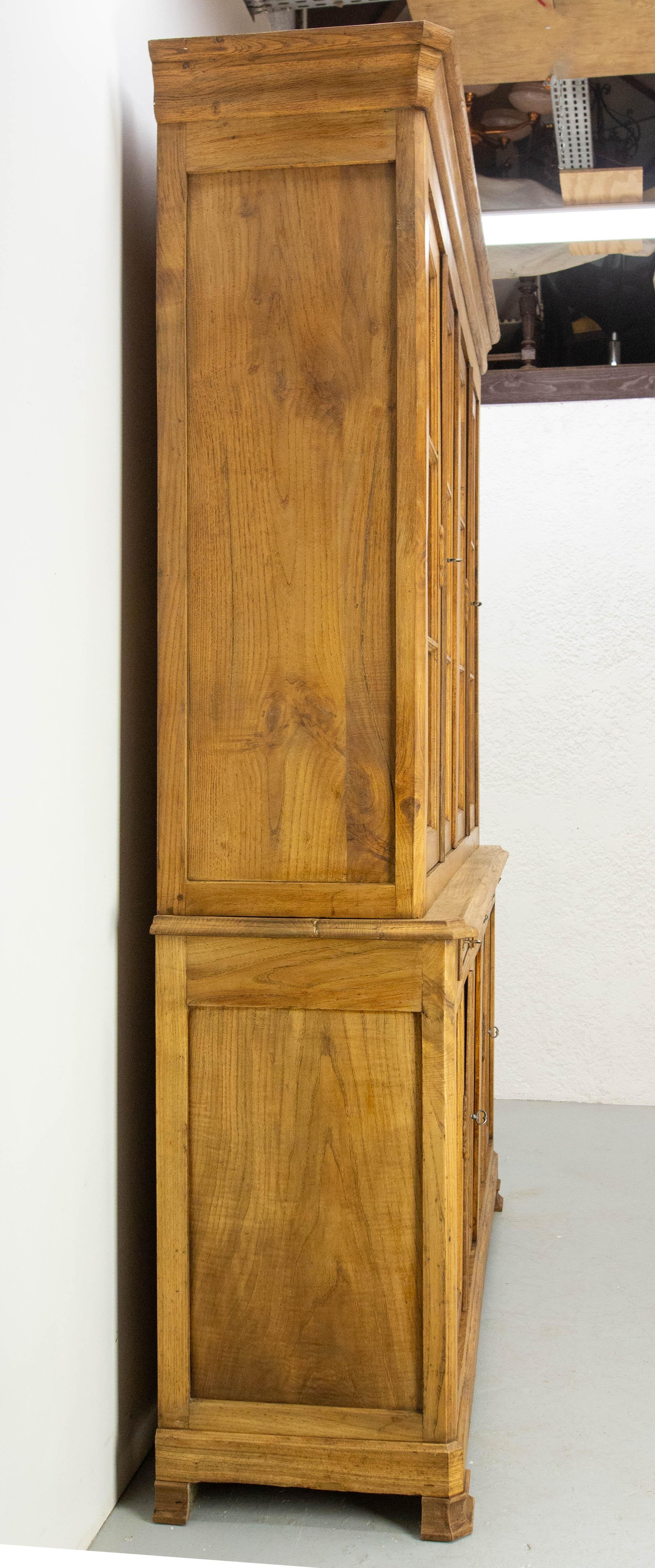 Francese Libreria Vitrina in Castagno Louis Philippe Due Pezzi Tavola Laterale Metà del XIX C. in vendita