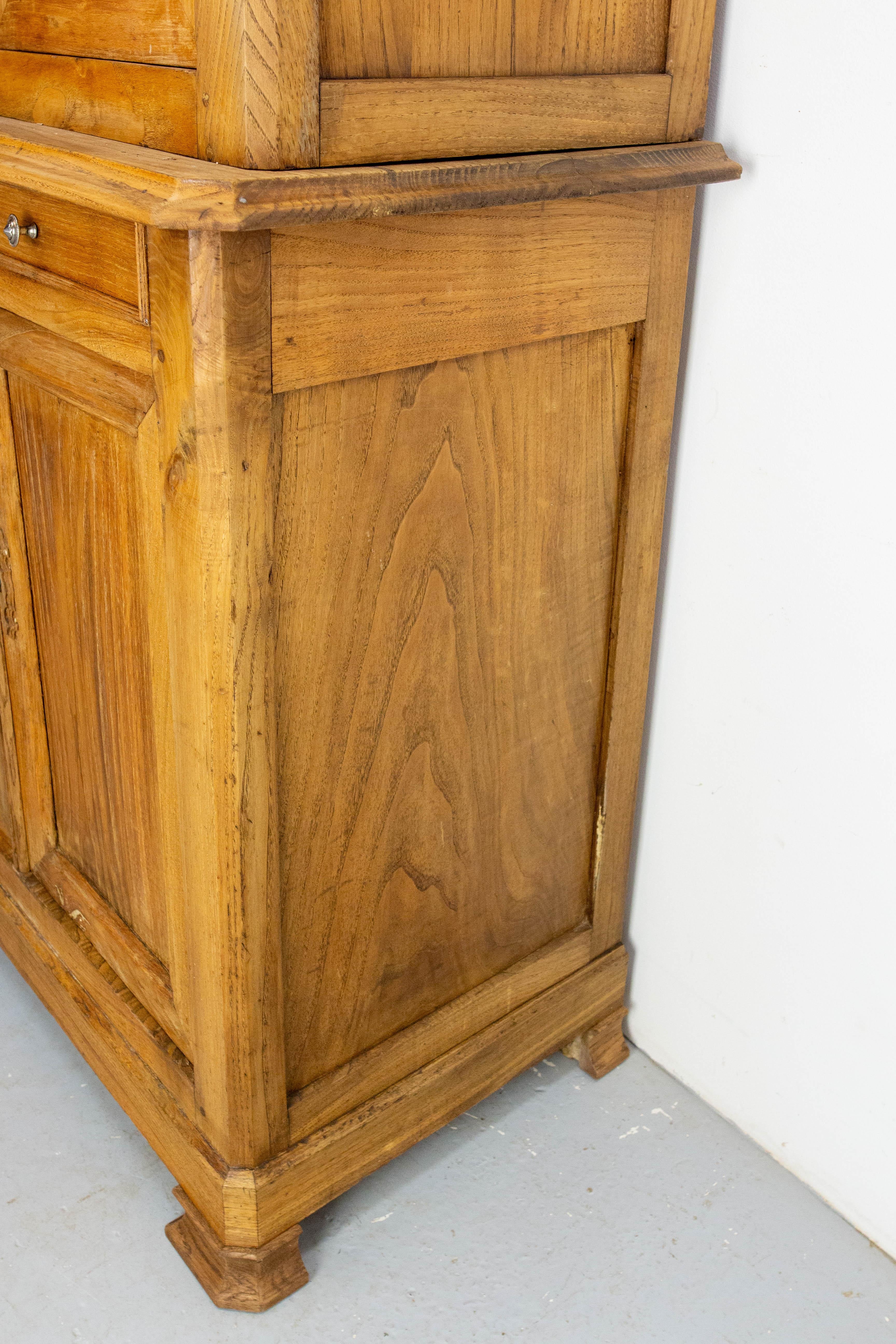 XIX secolo Libreria Vitrina in Castagno Louis Philippe Due Pezzi Tavola Laterale Metà del XIX C. in vendita