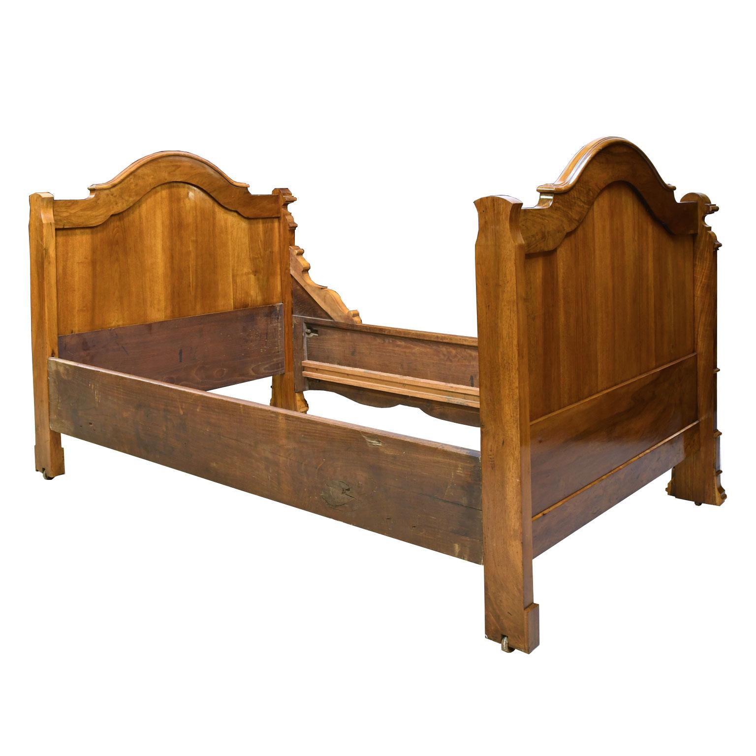 French Louis Philippe Daybed in Figured Walnut, circa 1835 For Sale 5