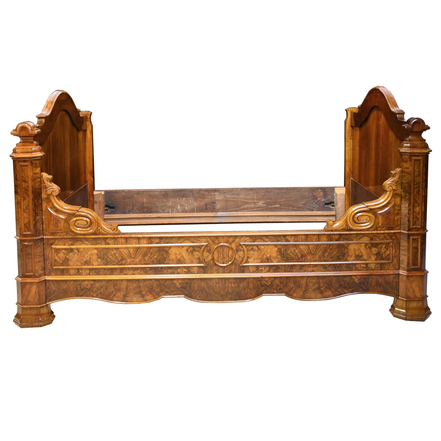 An exquisite Louis Philippe daybed in beautiful figured walnut, of superior design and fine craftsmanship. France, circa 1835. In near perfect condition, this is one of the most extraordinary French daybeds that we have ever had.