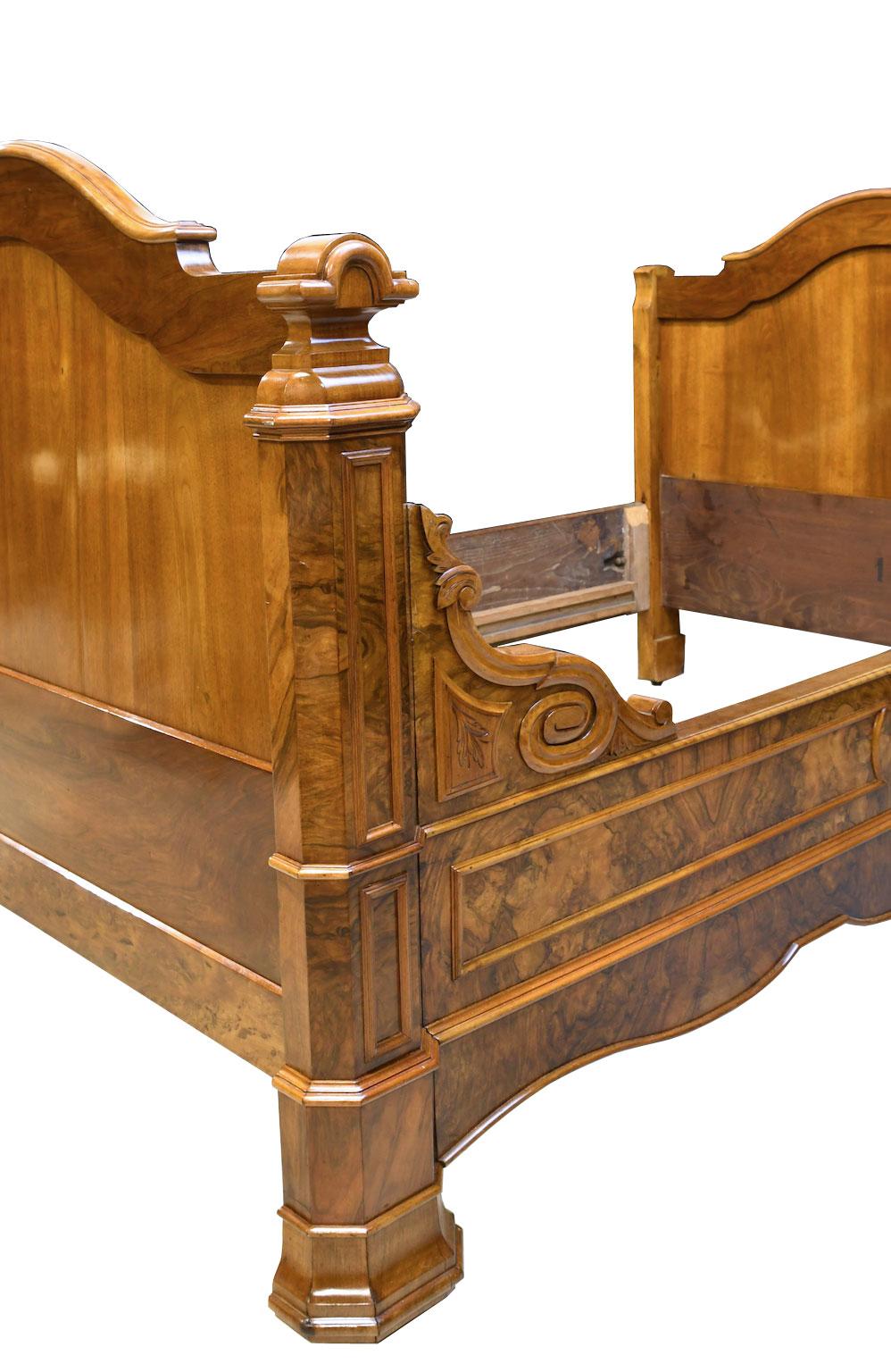 Französisches Louis Philippe Daybed aus gemasertem Nussbaum, um 1835 (Poliert) im Angebot