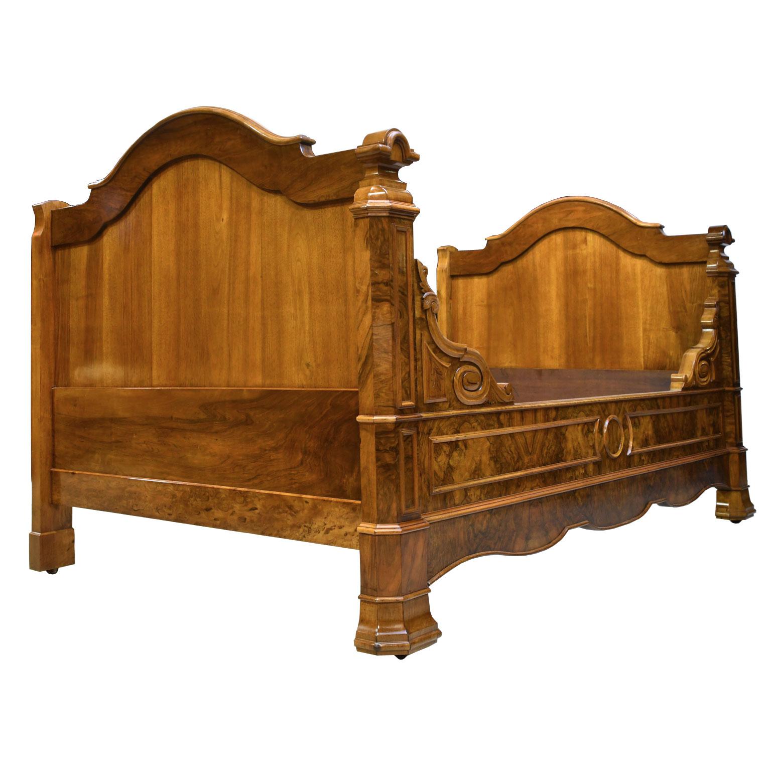 Französisches Louis Philippe Daybed aus gemasertem Nussbaum, um 1835 im Angebot 1