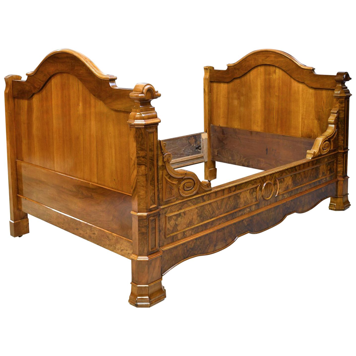French Louis Philippe Daybed in Figured Walnut, circa 1835 For Sale