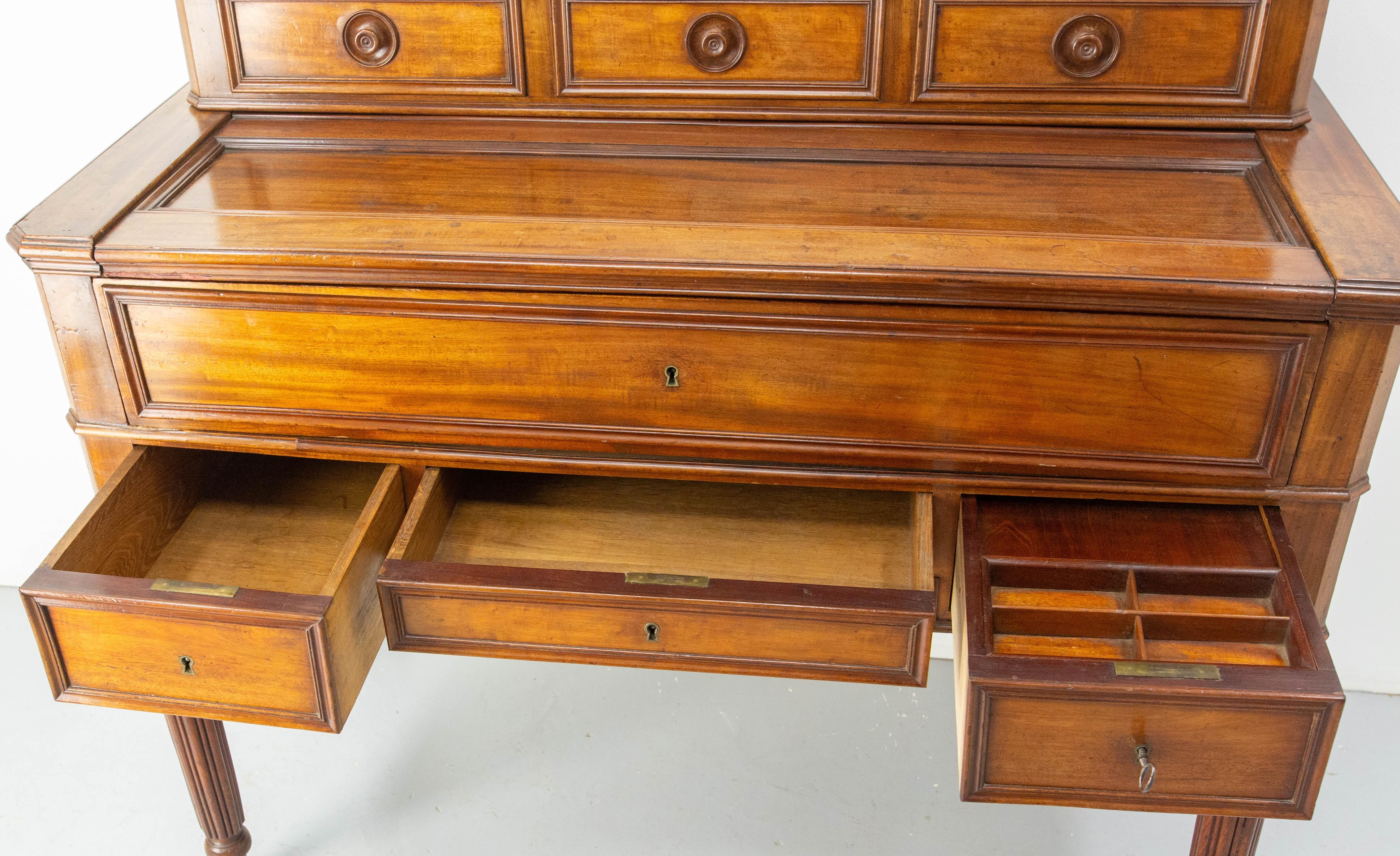 Französischer Louis-Philippe-Schreibtisch aus dem 19. Jahrhundert aus exotischem Holz, die Platte ist aus beschichtetem Stoff wiederhergestellt.
Dieser Sekretär kann ganz gesperrt werden. Wenn der Schreibtischteil geschlossen ist, können die drei