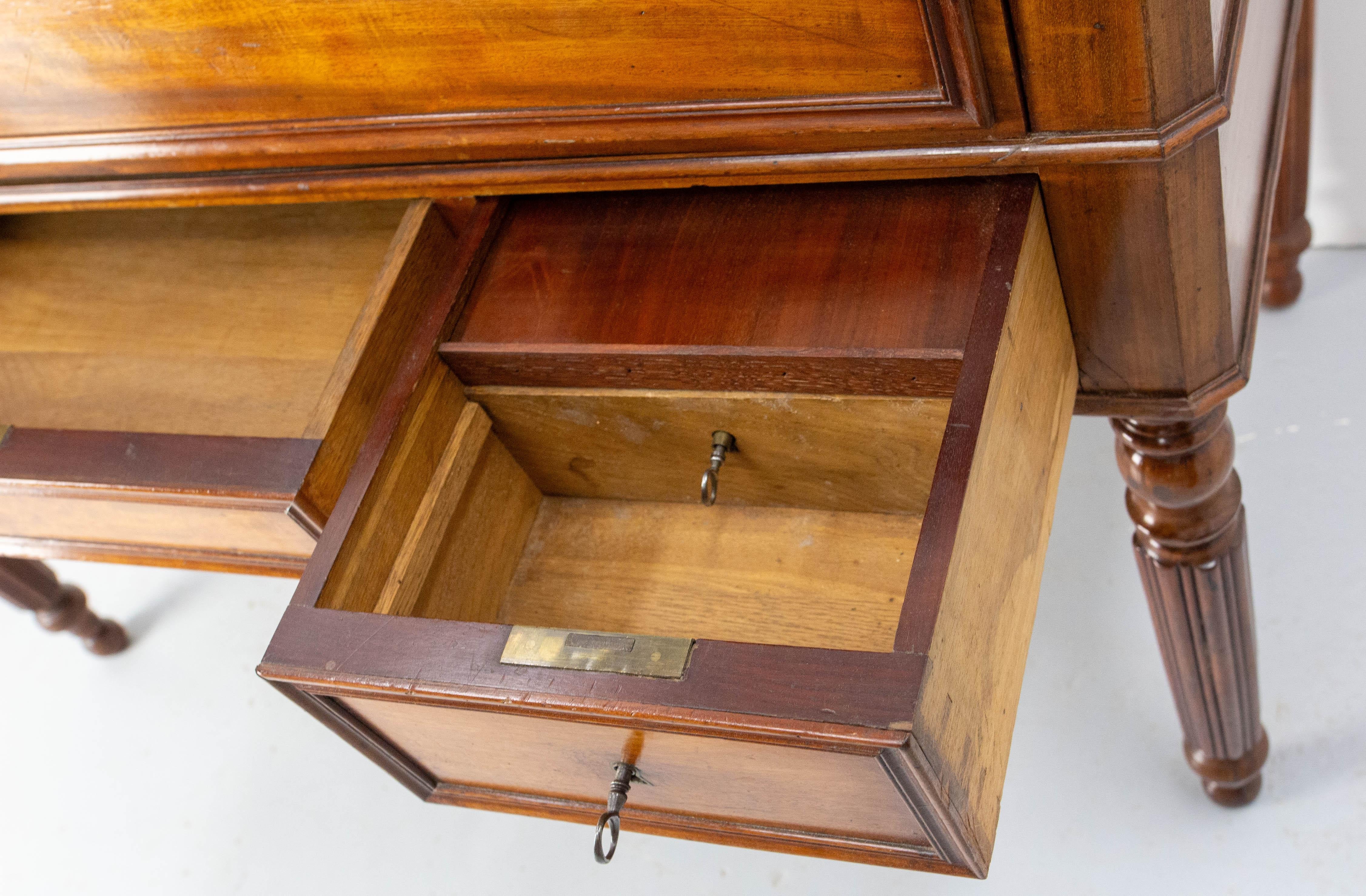 Französisch  Schreibtisch-Schreibtisch von Louis Philippe mit geheimen Schubladen, 19. Jahrhundert (Stoff) im Angebot