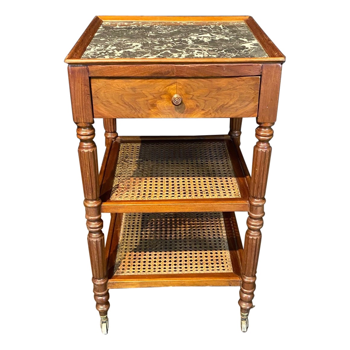 Tavolino Etagere francese Louis Philippe con ripiani a canne