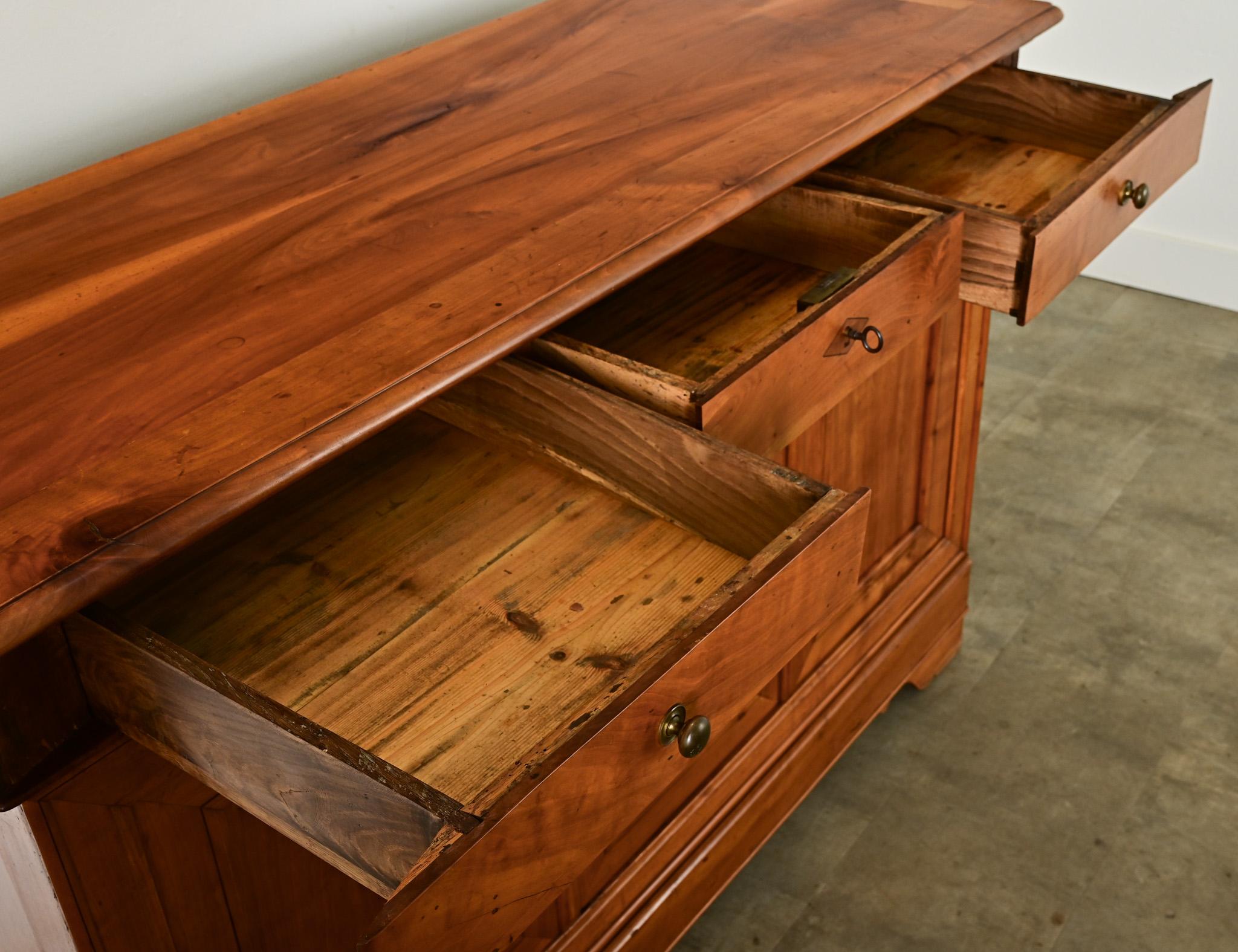 Enfilade française Louis Philippe Fruitwood Bon état - En vente à Baton Rouge, LA