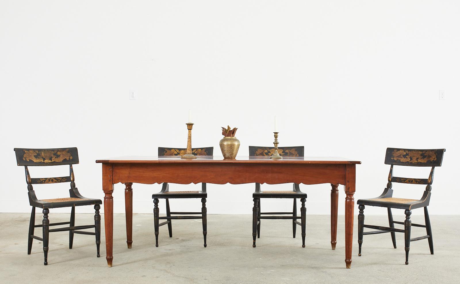 Eleganter französischer Louis-Philippe-Bauernhoftisch aus dem 19. Jahrhundert oder Erntetisch aus Obstholz. Konstruiert mit Holzzapfenverbindungen und einer Schublade an jedem Ende mit einem Messinggriff. Das Gehäuse hat eine dicke Bohlenplatte mit