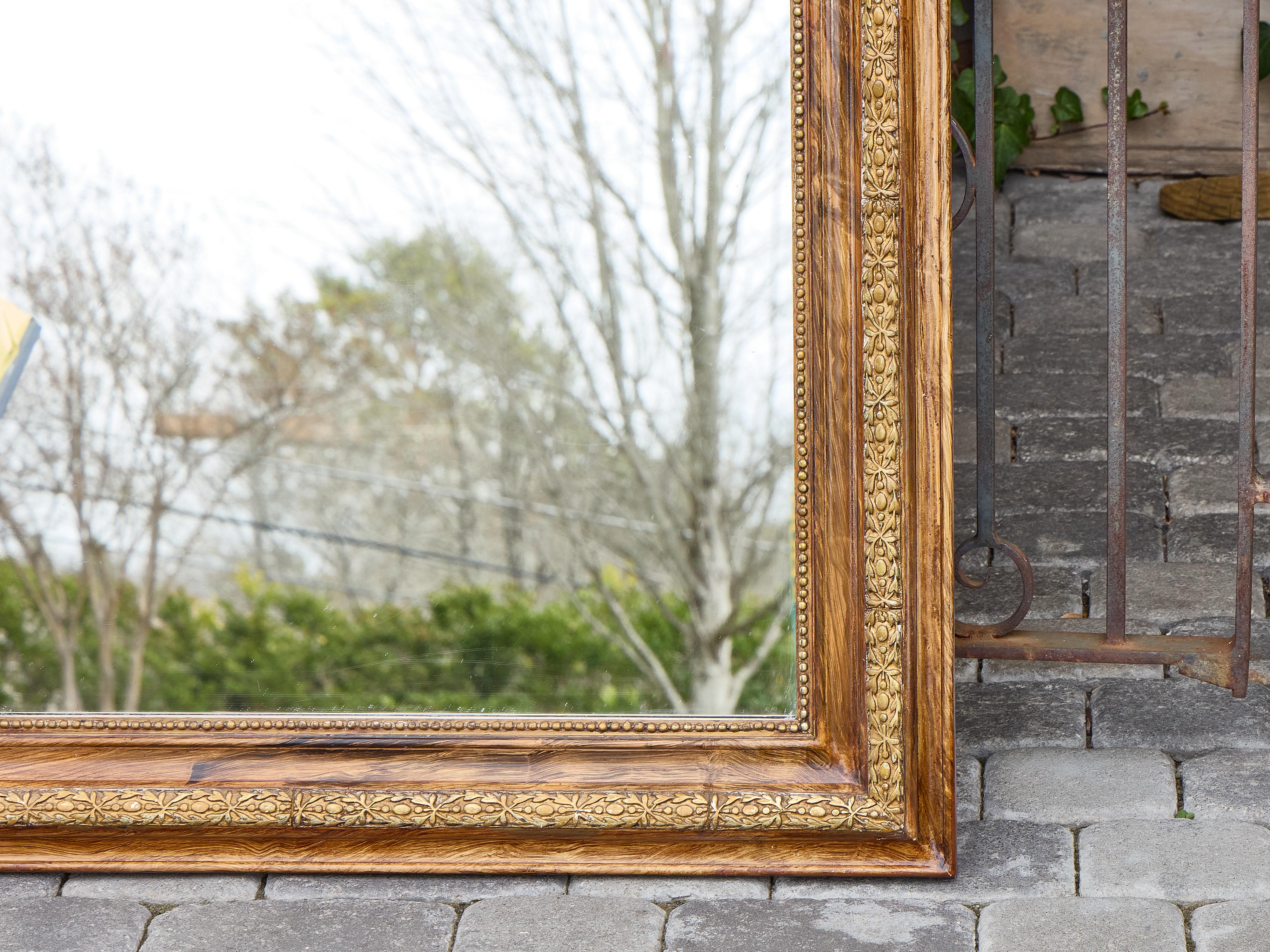 Sculpté Miroir doré Louis Philippe avec garniture perlée, vers 1900 en vente