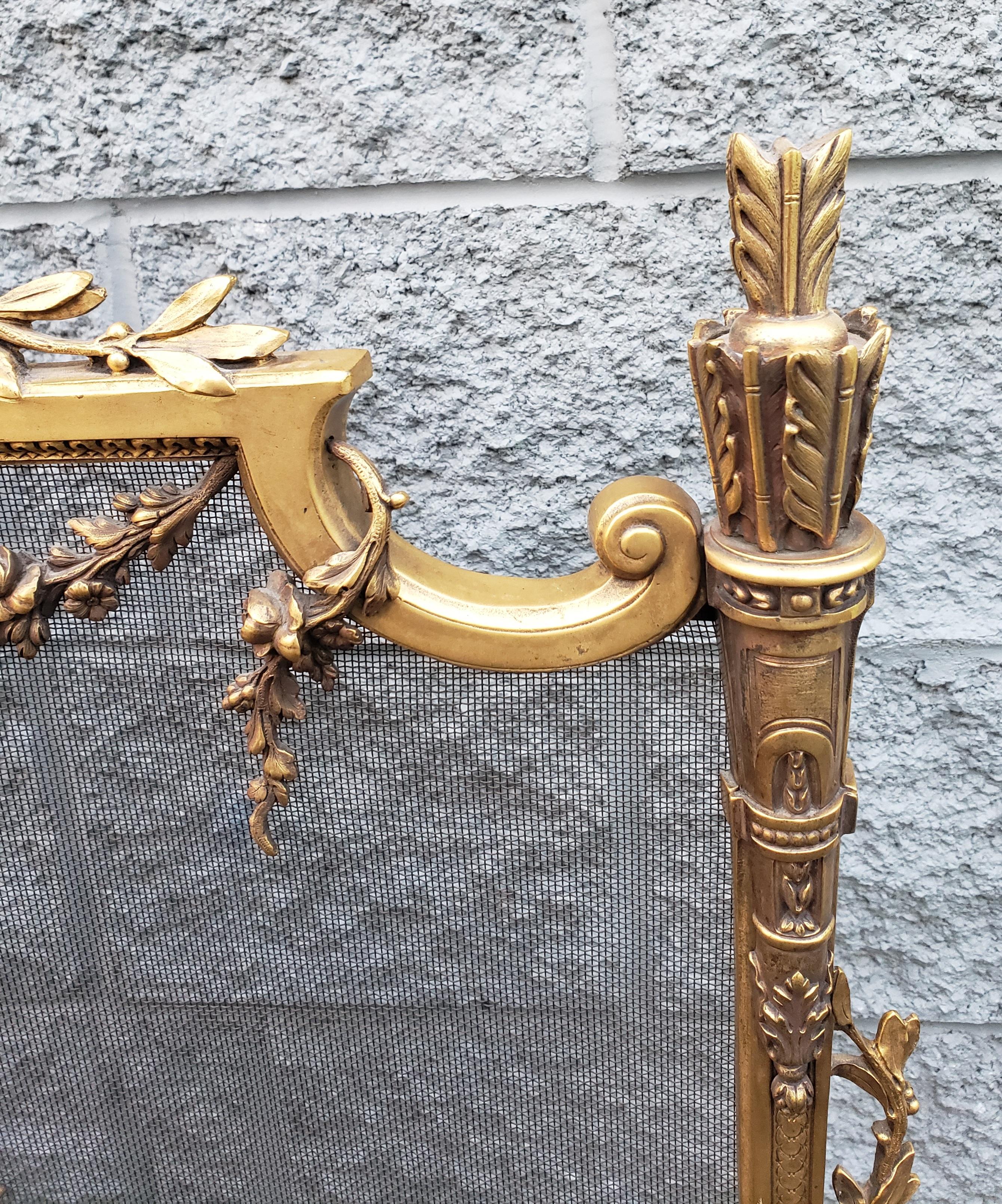 XIXe siècle Pare-feu français Louis Philippe en bronze doré orné de chérubins et de chérubins, vers les années 1800 en vente