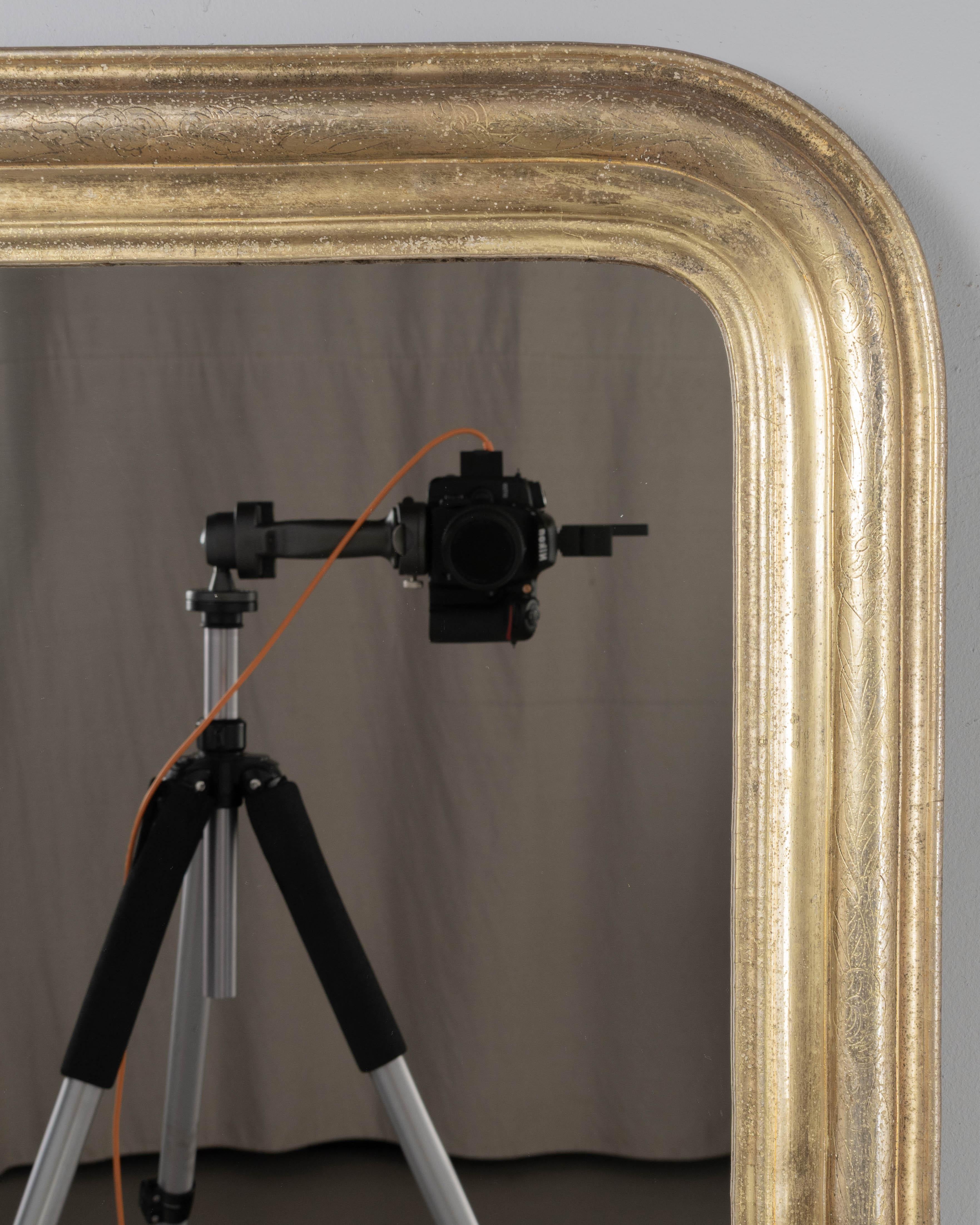 Français Miroir français en bois doré Louis Philippe