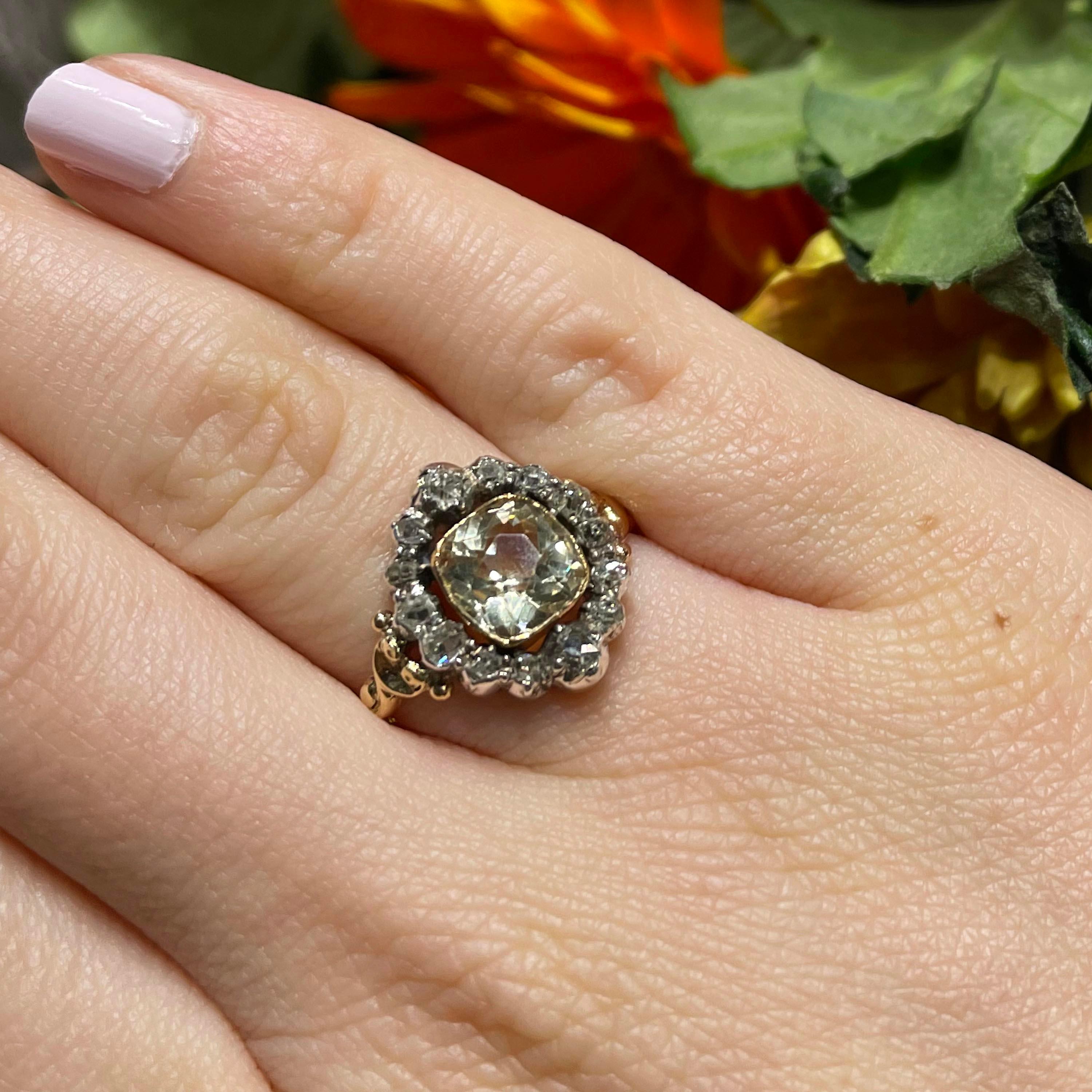 Ein antiker französischer Ring im georgianischen Stil aus der Louis-Philippe-I-Periode, besetzt mit einem blassgelben Citrin im Kissenschliff in einer goldenen Fassung mit einem Diamanten im Minenschliff, in einer silbernen Fassung mit geschlossenem